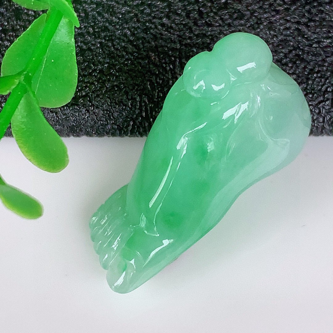 自然光实拍，冰润满绿翡翠知足常乐吊坠，种老水足，雕工精湛 ，寓意美好，佩戴时尚出众！#050.3尺寸26*15*9.5mm
