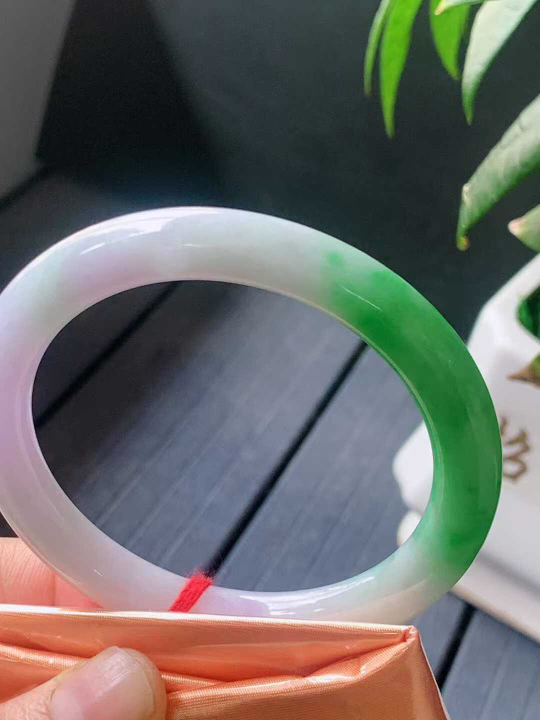 【翡翠名称】冰春彩飘阳绿57.3圈口圆条手镯
【翡翠尺寸】57.3/8.8/9mm适合57-59.5正圈口佩戴
【翡翠描述】宝贝种老水足，玉质细腻，色泽靓丽，性价比高，佩戴效果好！
【其它赠送】权威证书/精美挂绳盒子/支持全国复检