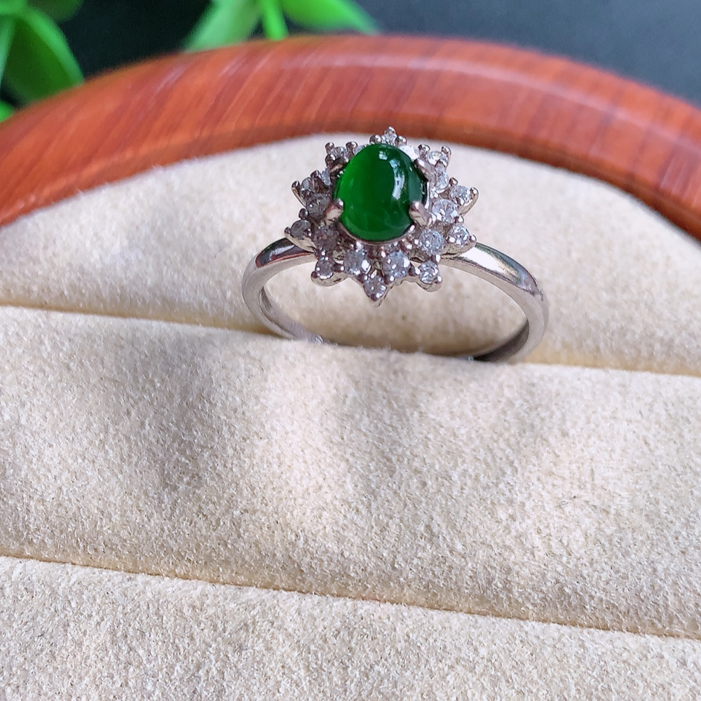 冰润满绿925银镶翡翠戒指  玉质细腻  冰清玉润  飘花灵动  颜色漂亮  W481.25   内径尺寸：18-11.5-8.3mm   裸石尺寸：6-4.5mm