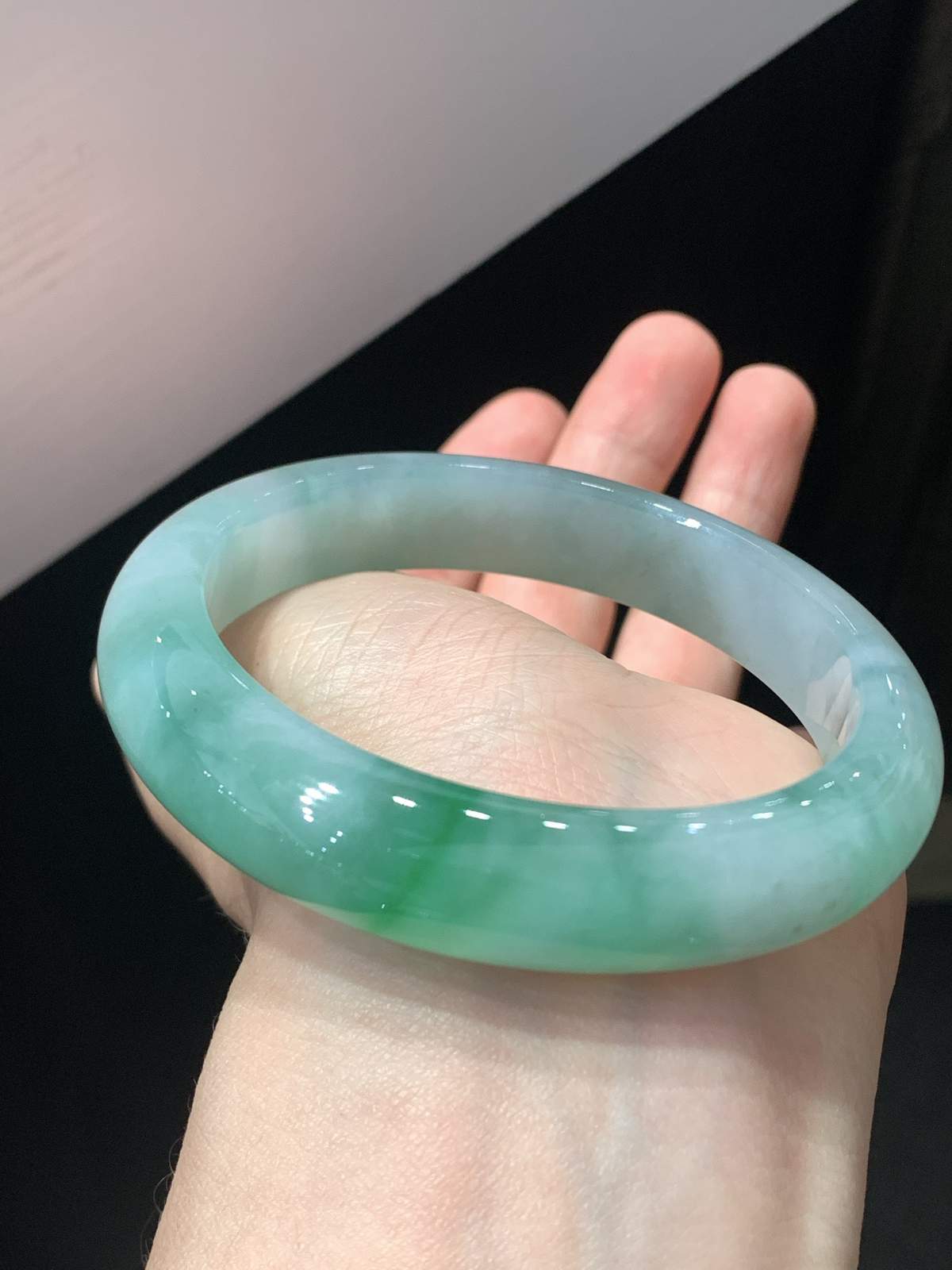 尺寸58.3/12.8/9.6，带色手镯
水润细腻 清新甜美 气质