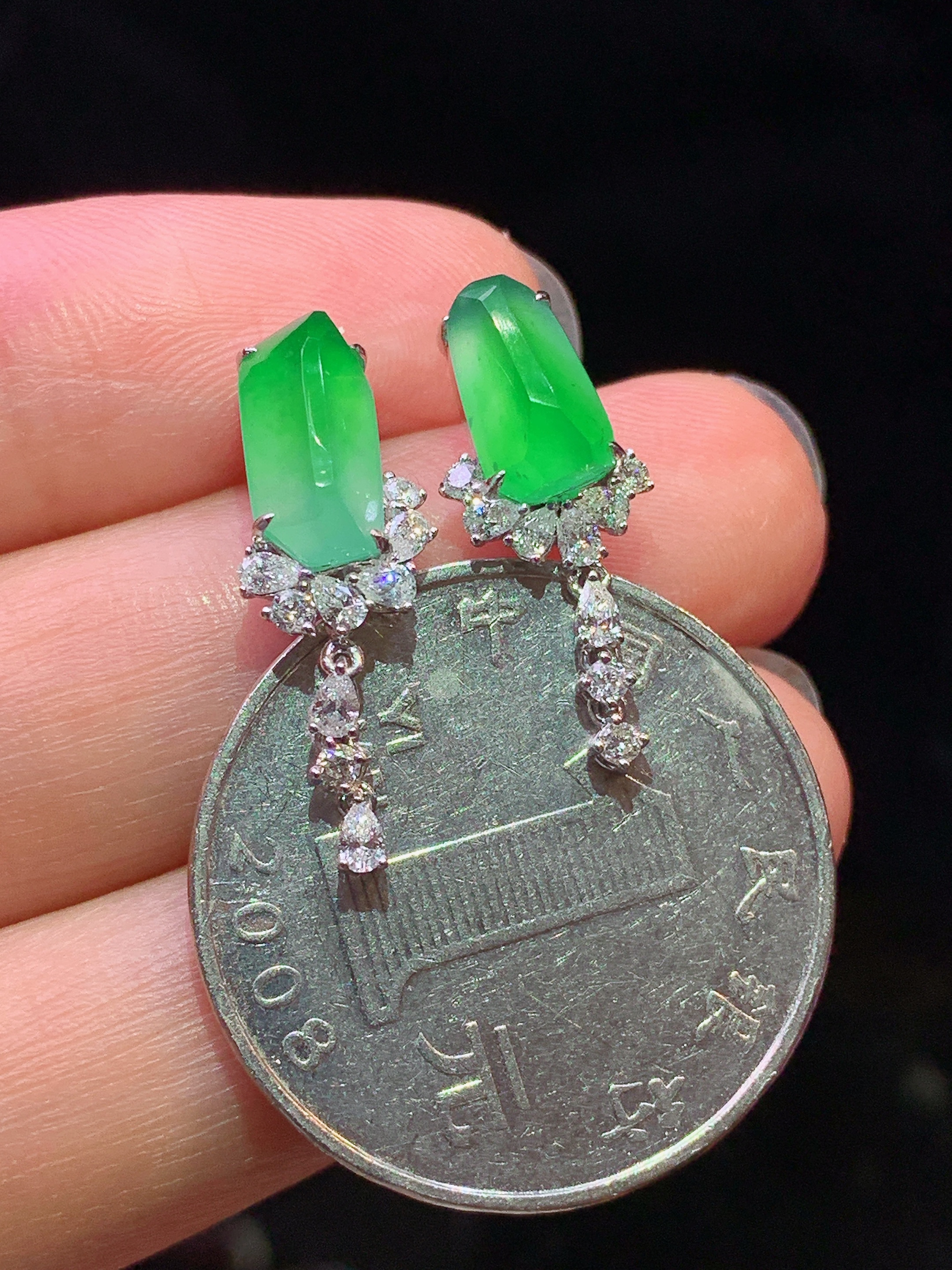 18k金钻镶嵌翠绿随形耳钉 玉质细腻 色泽艳丽清新 水润亮眼 整体尺寸22.2*5.2*6m5