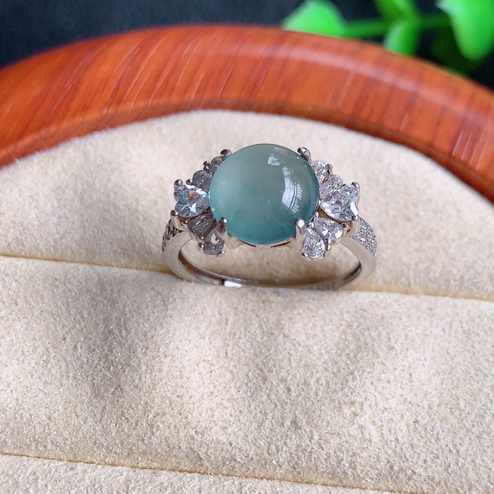 冰晴水精美环形翡翠戒指  玉质细腻  冰清玉润  飘花灵动  颜色漂亮  W502.25   内径尺寸：16-8.8-6.3mm  裸石尺寸：8.8mm