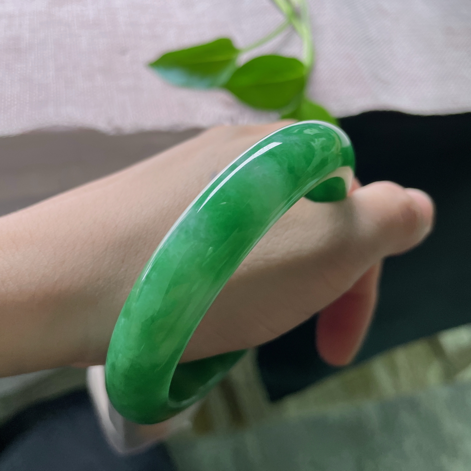 61.1/13.5/9.2，满绿正圈，大圈口，绿意流转。举手投足间，都是东方美学的温柔。皮纹