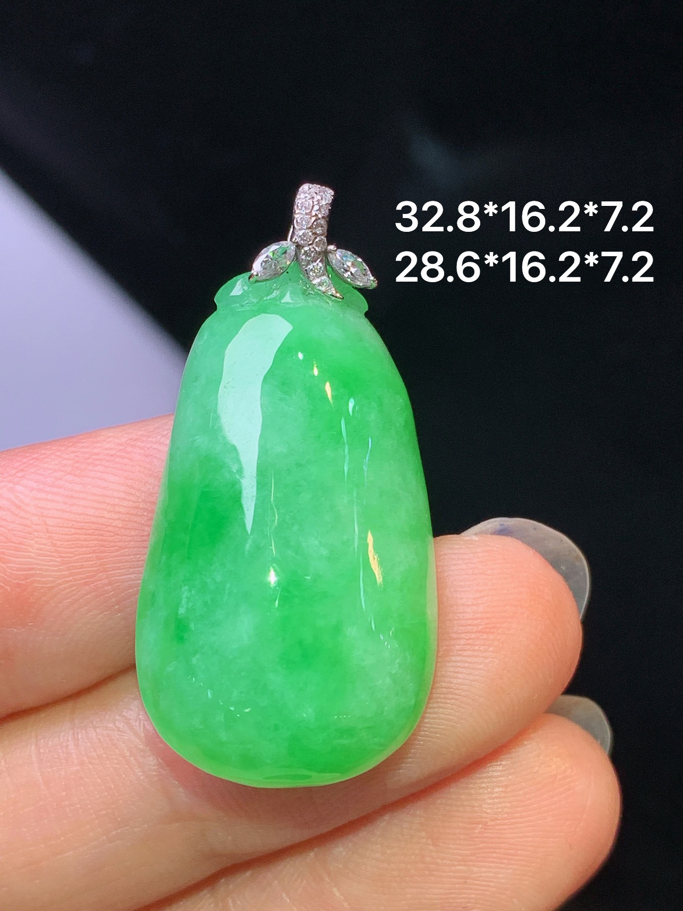 18k金镶嵌翠绿福瓜吊坠 玉质细腻 色泽艳丽清新 水润亮眼 整体尺寸32.8*16.2*7.2c1