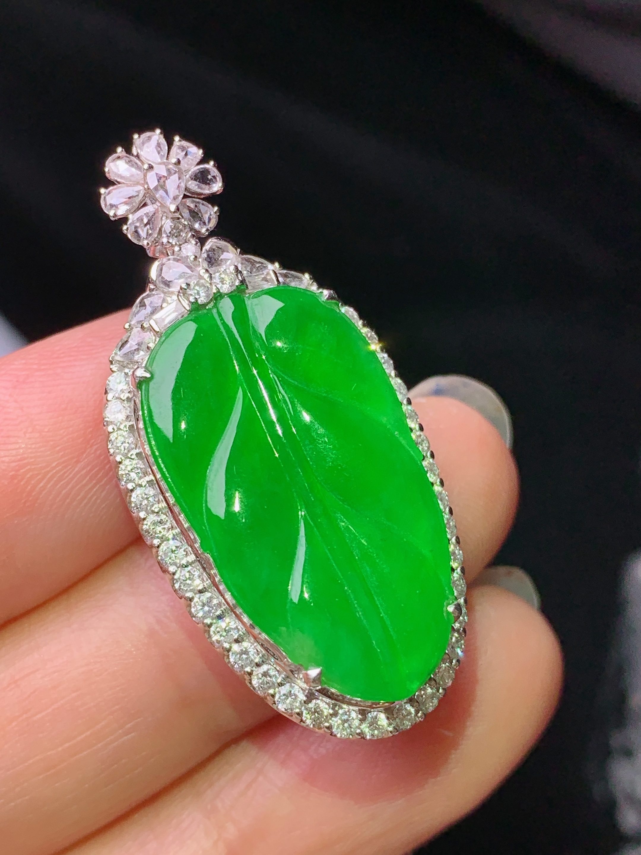 18k金钻镶嵌满绿树叶吊坠 玉质细腻 色泽艳丽清新 水润亮眼 整体尺寸36.2*17.2*9.7c5