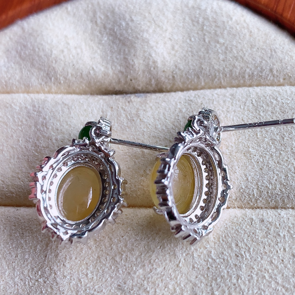 冰黄翡925银镶嵌耳钉，自然光实拍，翠色灵动，颜色漂亮，种老水足，品相佳，佩戴佳品！W502.25  取一整体尺寸：22.5-13.5-7.8mm  裸石尺寸：8-7mm