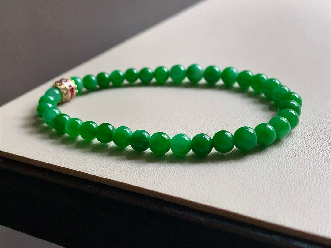 ️ 冰种辣绿手串 色泽艳丽漂亮，底子细腻不发干，尺寸4.7