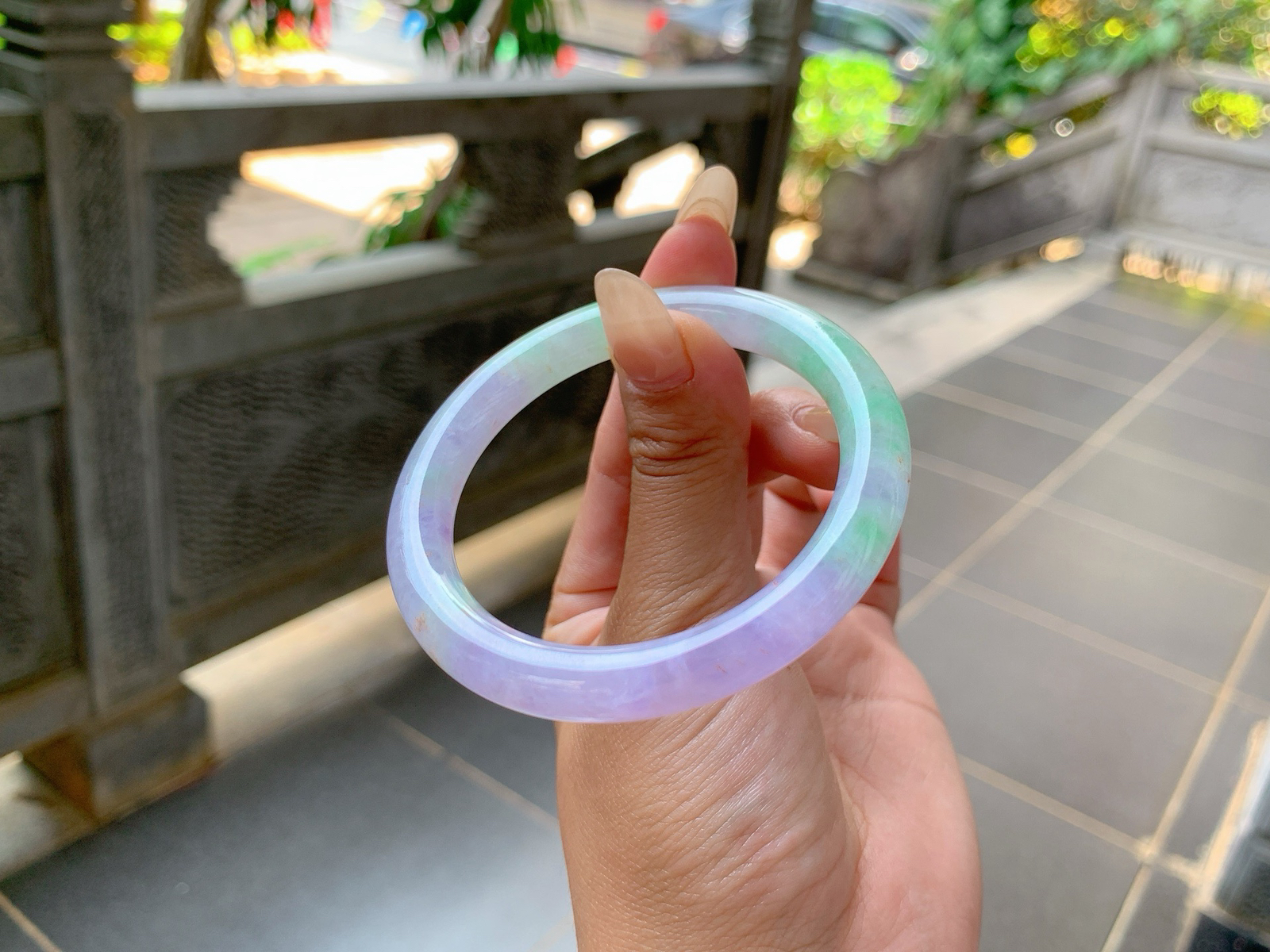 ｜52圈口
条粗：8.0、浓春彩福镯，颜色很艳丽夺目，这种镯子很少有种水的这条种色皆有、所以就很仙