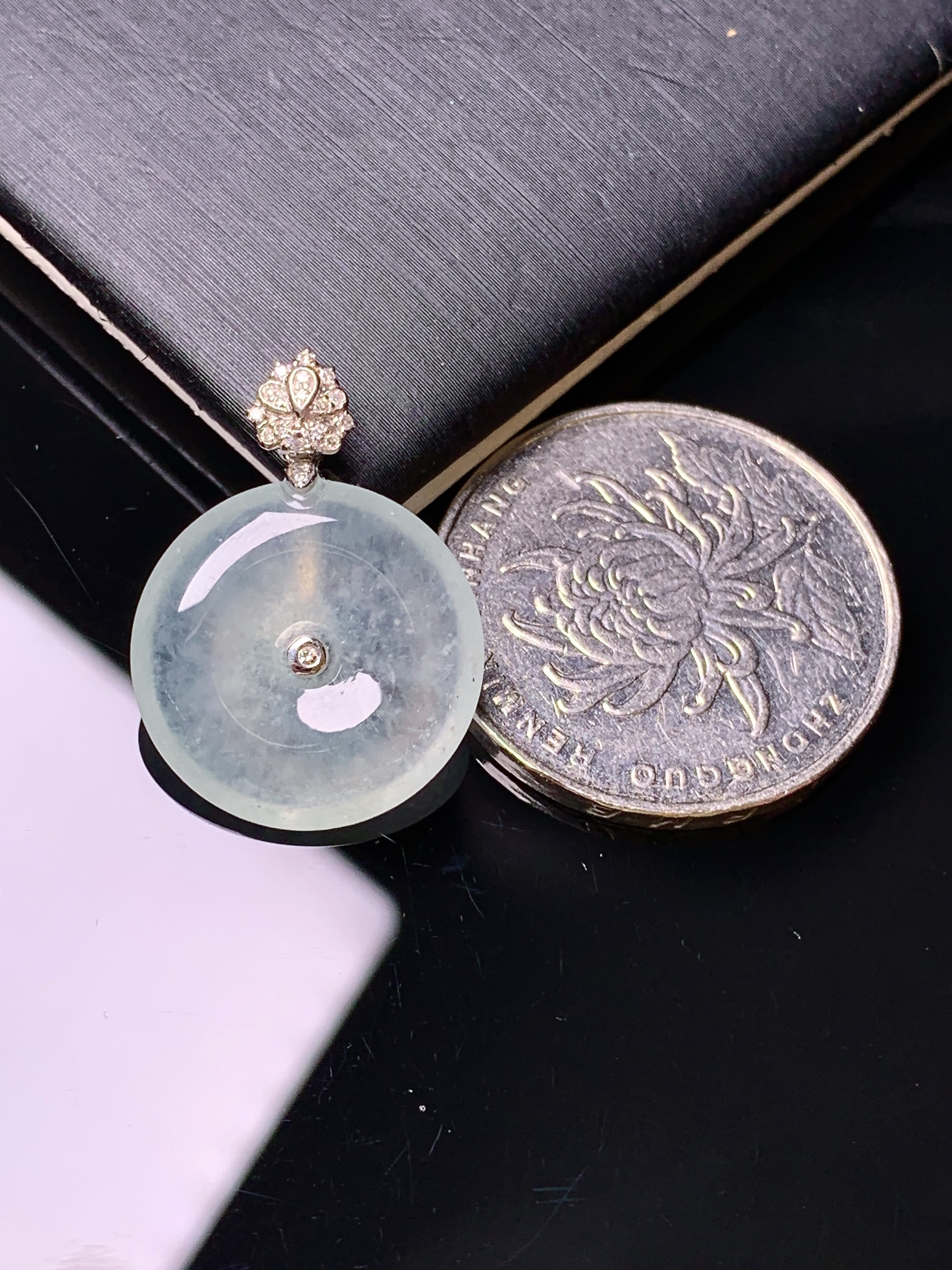 18k金钻镶嵌冰种平安扣吊坠 玉质细腻 色泽艳丽清新 水润亮眼 整体尺寸23.7*17.5*4c1