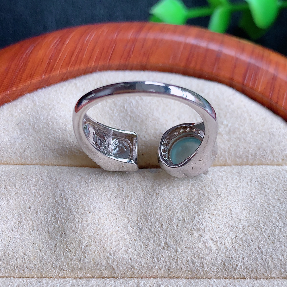 冰润满绿精美环形翡翠戒指  玉质细腻  冰清玉润  飘花灵动  颜色漂亮  W502.25  内径尺寸：17.5-9-7mm  裸石尺寸：7mm