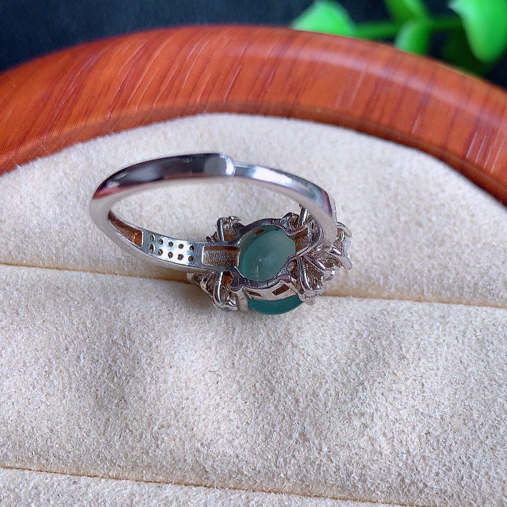 冰晴水精美环形翡翠戒指  玉质细腻  冰清玉润  飘花灵动  颜色漂亮  W502.25   内径尺寸：16-8.8-6.3mm  裸石尺寸：8.8mm