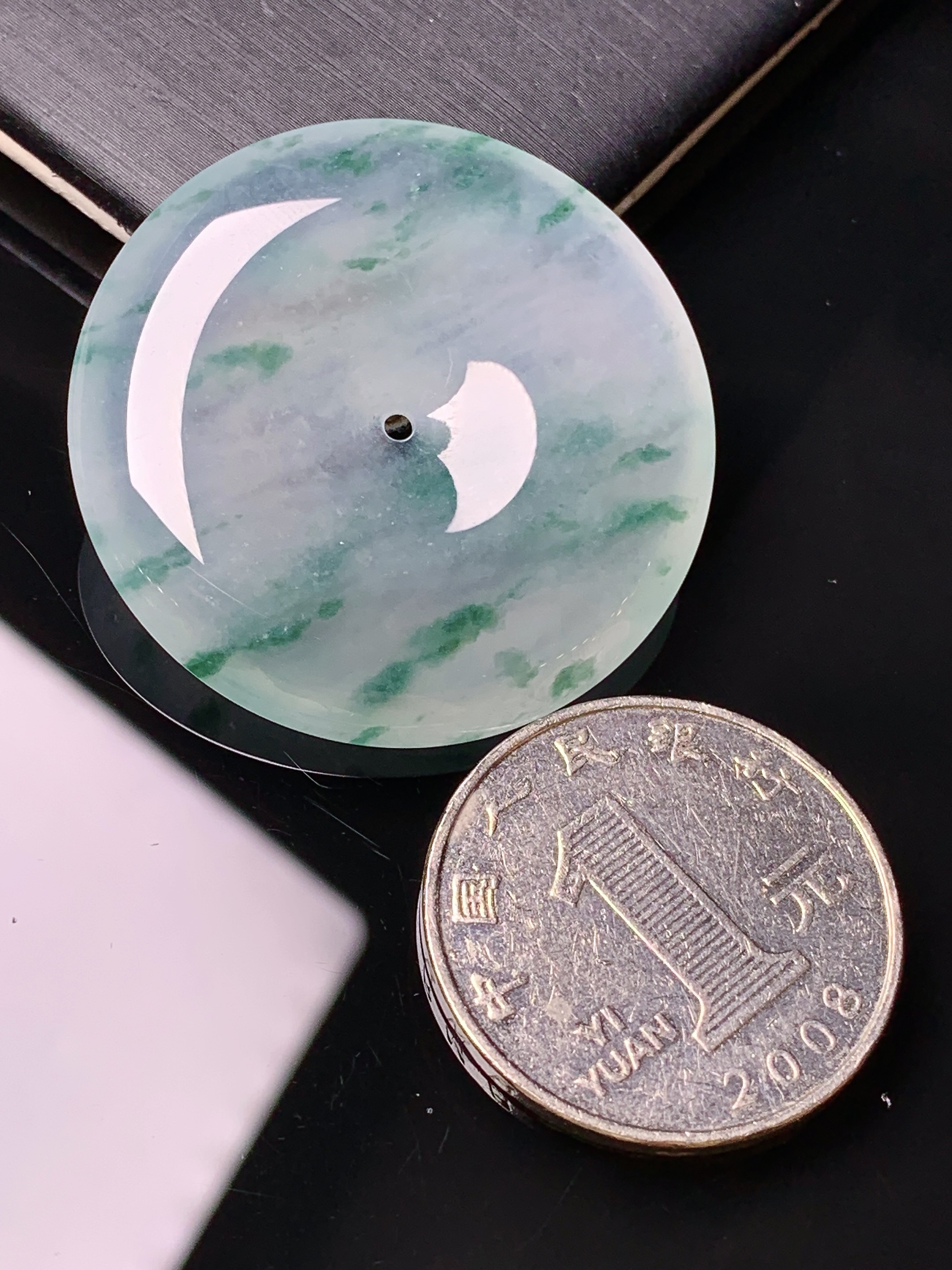 冰种飘绿平安扣吊坠 玉质细腻 色泽艳丽清新 水润亮眼 整体尺寸35.2*6.2x1