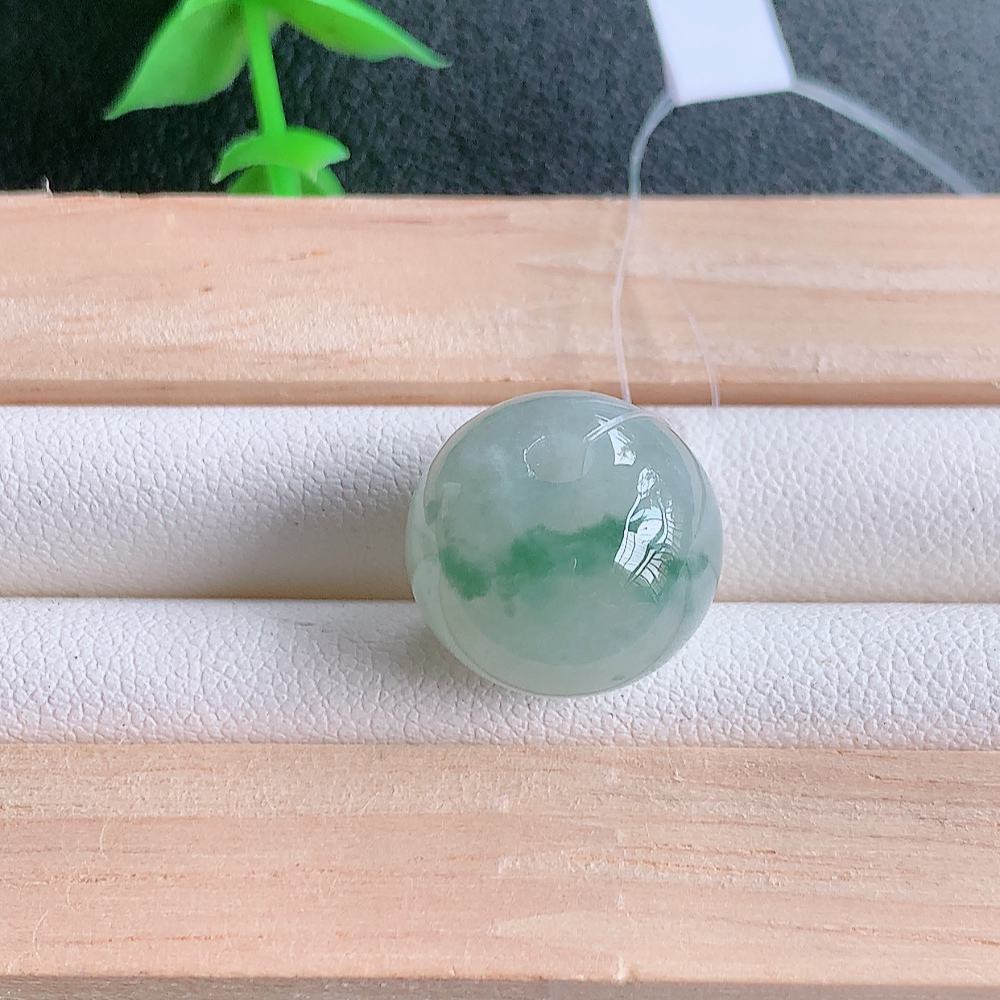 冰润飘花转运珠翡翠吊坠，寓意“时来运转，财源滚滚” 寓意佳，紫气东来，颜色清爽，无纹裂，佩戴效果优雅