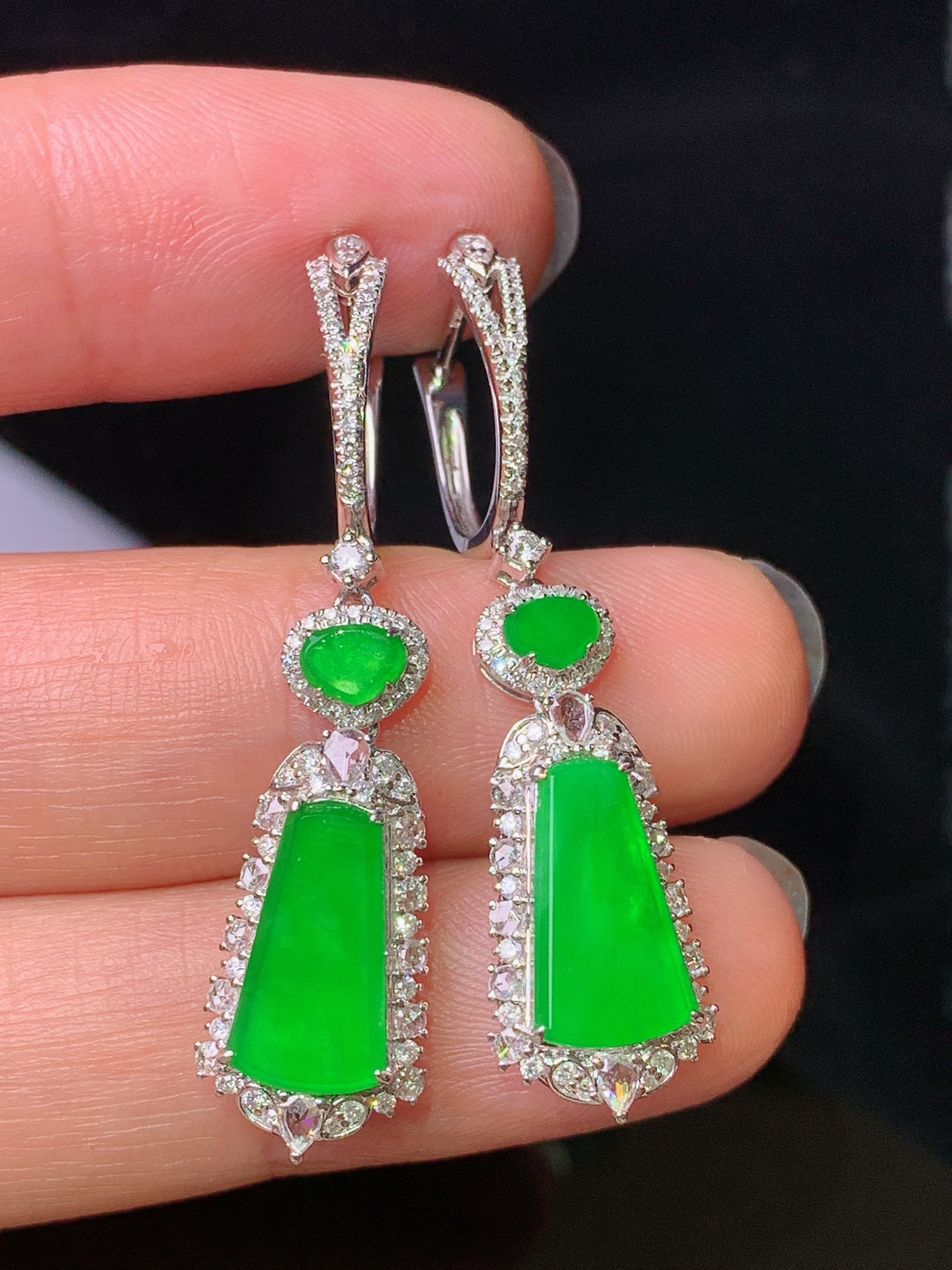 18k金钻镶嵌满绿无事牌耳坠 玉质细腻 色泽艳丽清新 水润亮眼 整体尺寸38.6*9.5*5.3c5