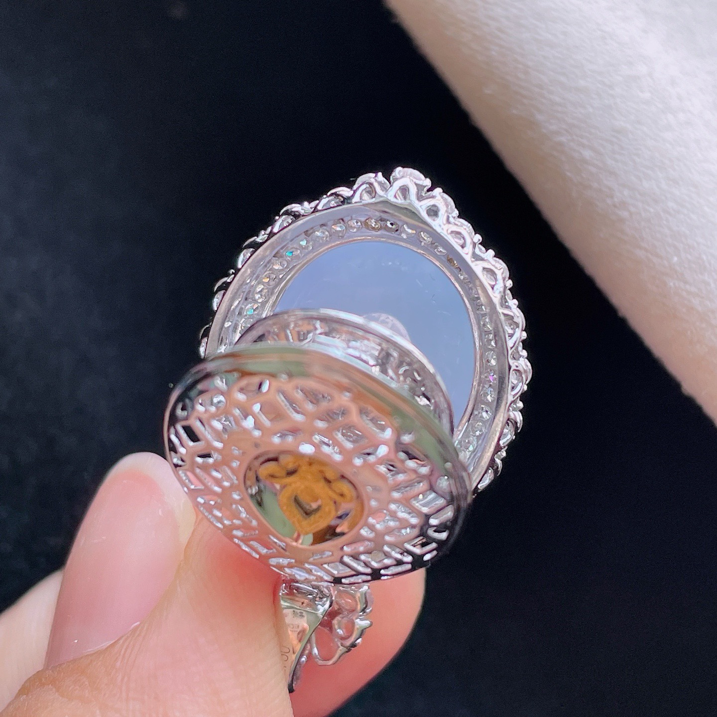 18K 紫罗兰·蛋面吊坠

整30.8-18.6-13.3
裸15.6-13.4-5.8