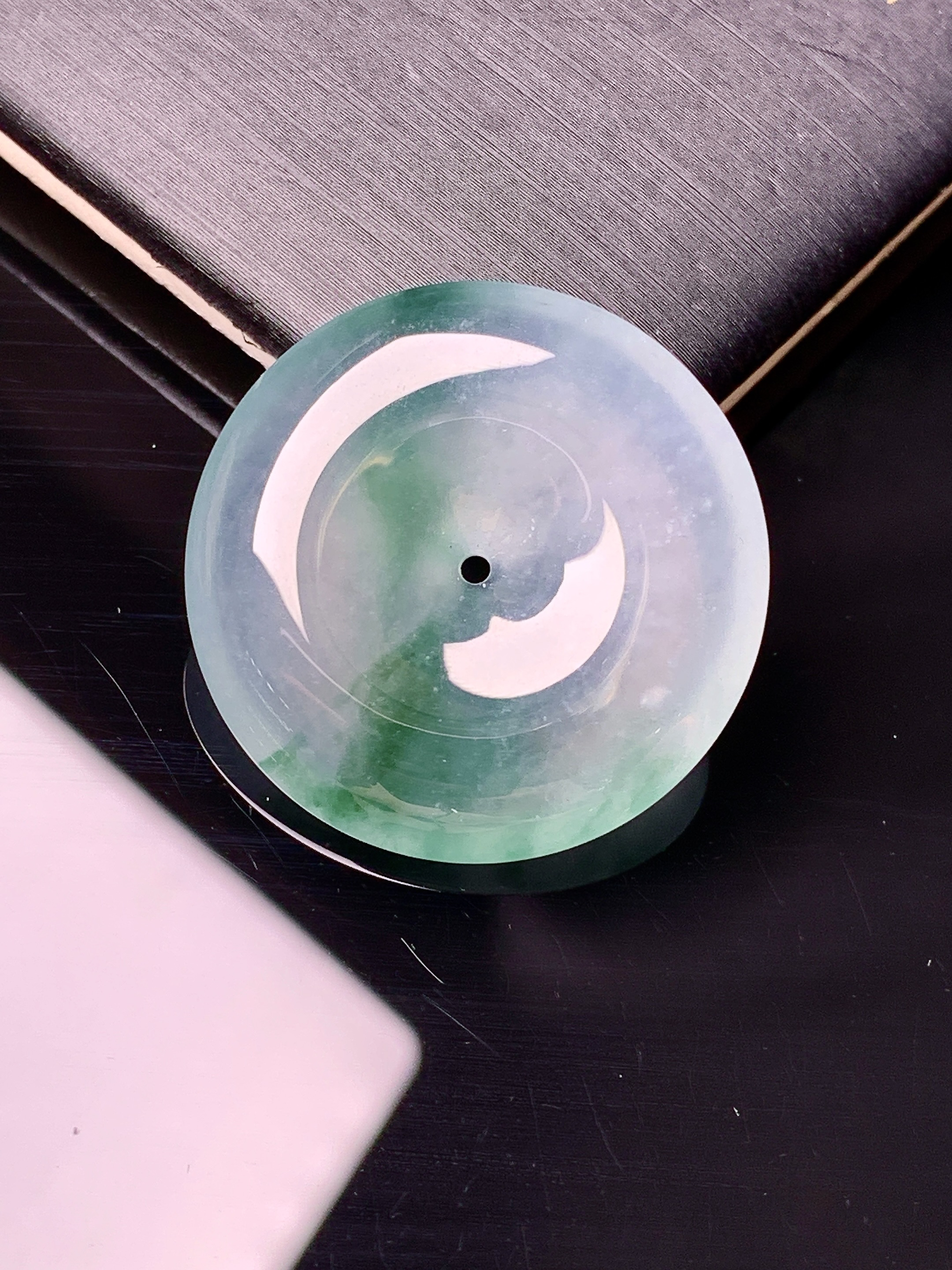 冰种飘绿平安扣吊坠 玉质细腻 色泽艳丽清新 水润亮眼 整体尺寸26.7*5.7c1