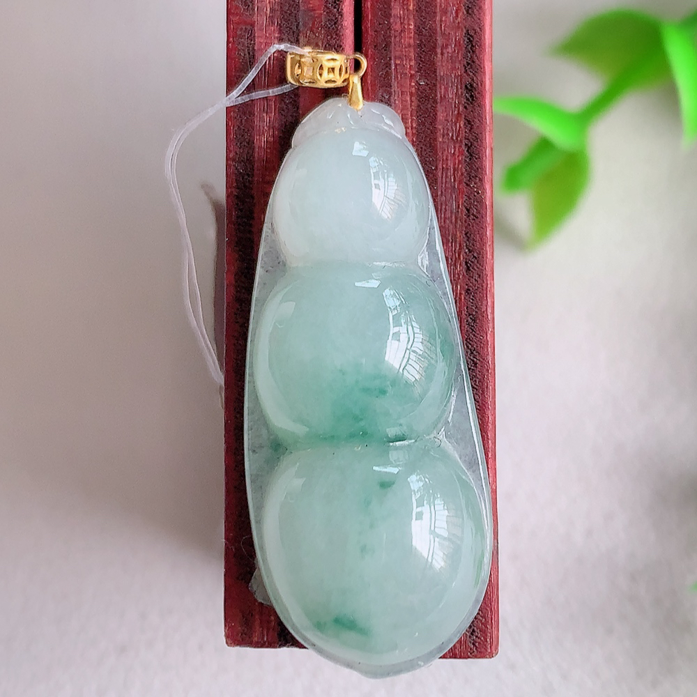 18k金扣冰润飘花福豆翡翠挂件，老种飘花  冰清玉洁  胶感十足  寓意“四季平安，福气满满”颜色鲜艳，清新自然，饱满通透   W49.25  尺寸：30-12.5-6.2mm