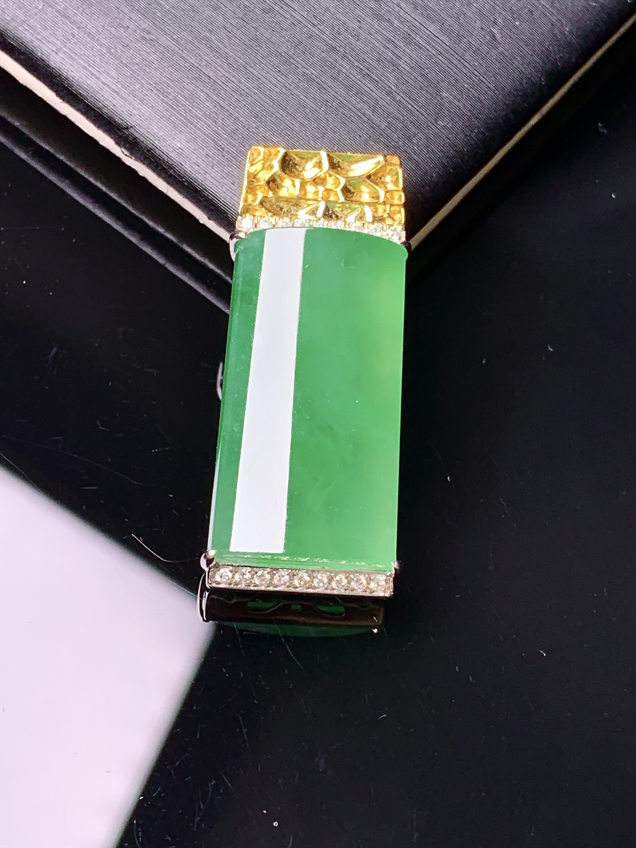 18k金钻镶嵌翠绿无事牌吊坠 玉质细腻 色泽艳丽清新 水润亮眼 整体尺寸29*12.5*6.8c5