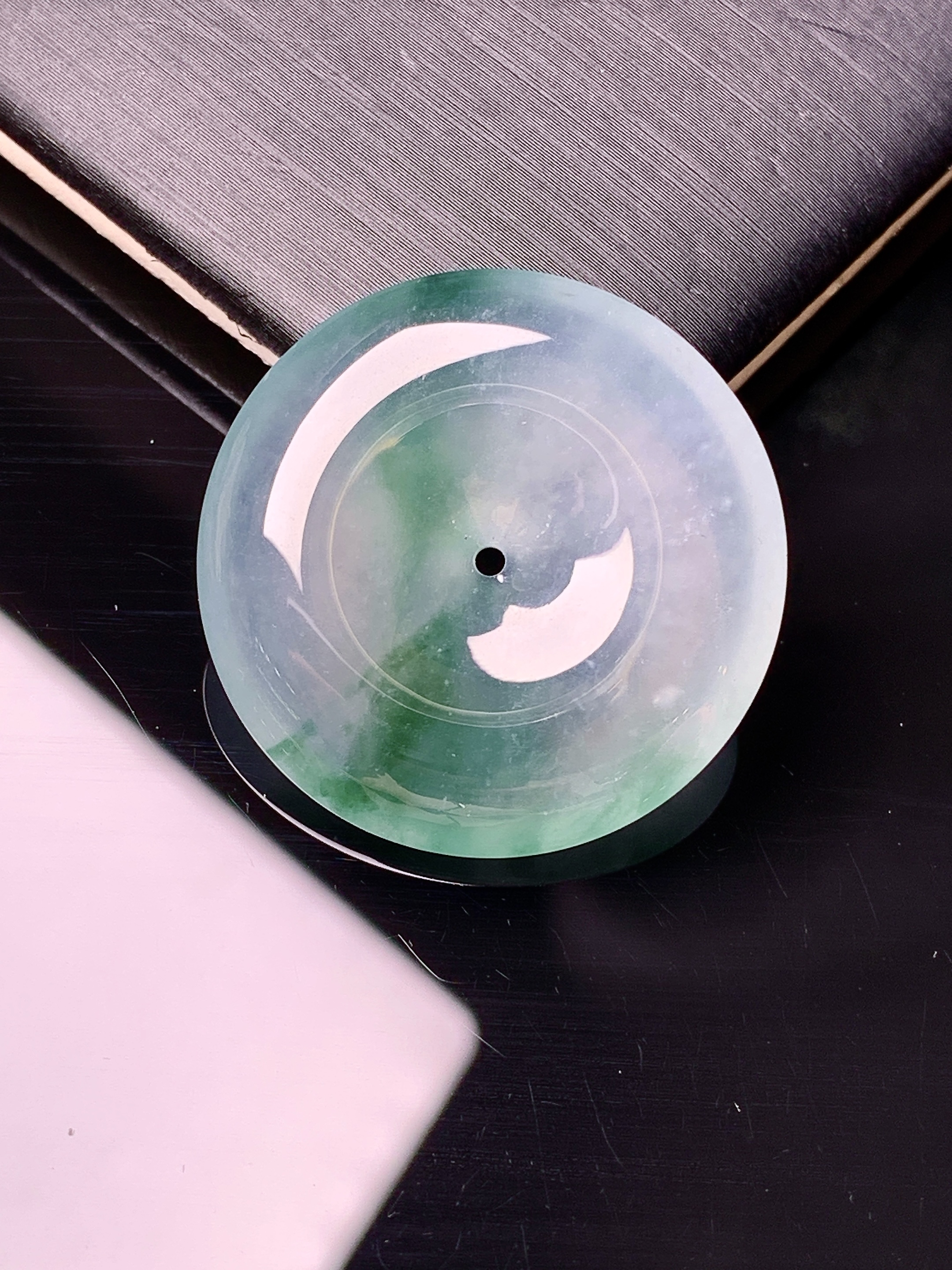 冰种飘绿平安扣吊坠 玉质细腻 色泽艳丽清新 水润亮眼 整体尺寸26.7*5.7c1