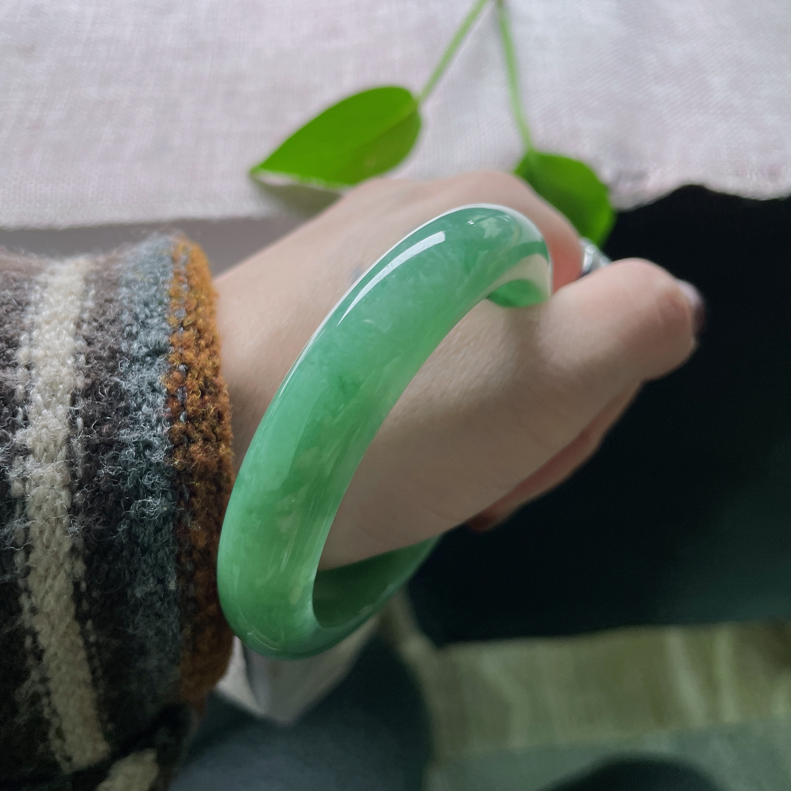 56.1/12/8.3，满绿正圈，颜色鲜艳夺目，佩戴富贵吉祥，种老细润。