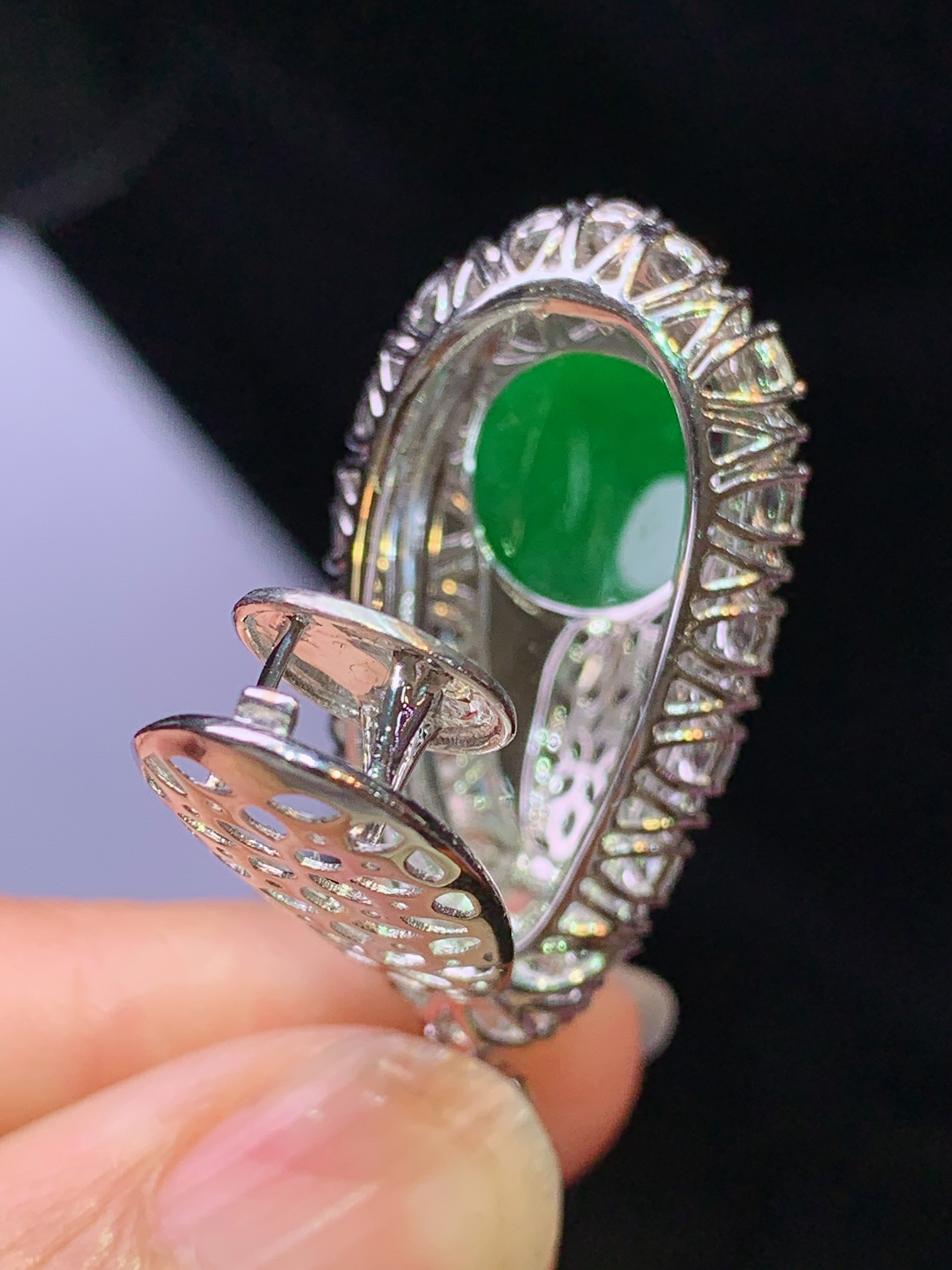 18k金钻镶嵌满绿树叶吊坠 玉质细腻 色泽艳丽清新 水润亮眼 整体尺寸39.7*17.5*12.2c4