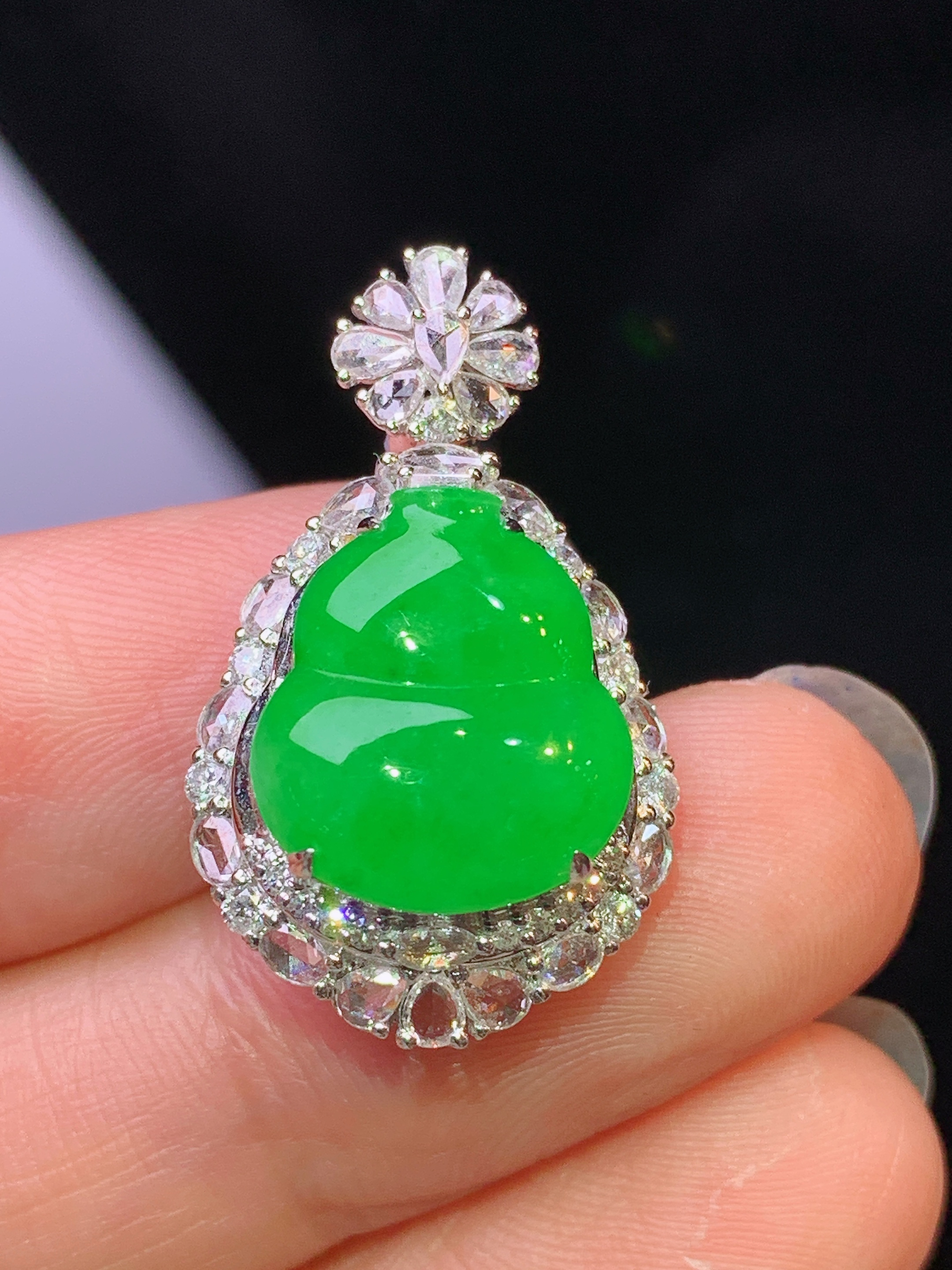 18k金钻镶嵌满绿葫芦吊坠 玉质细腻 色泽艳丽清新 水润亮眼 整体尺寸26.6*16*10h1