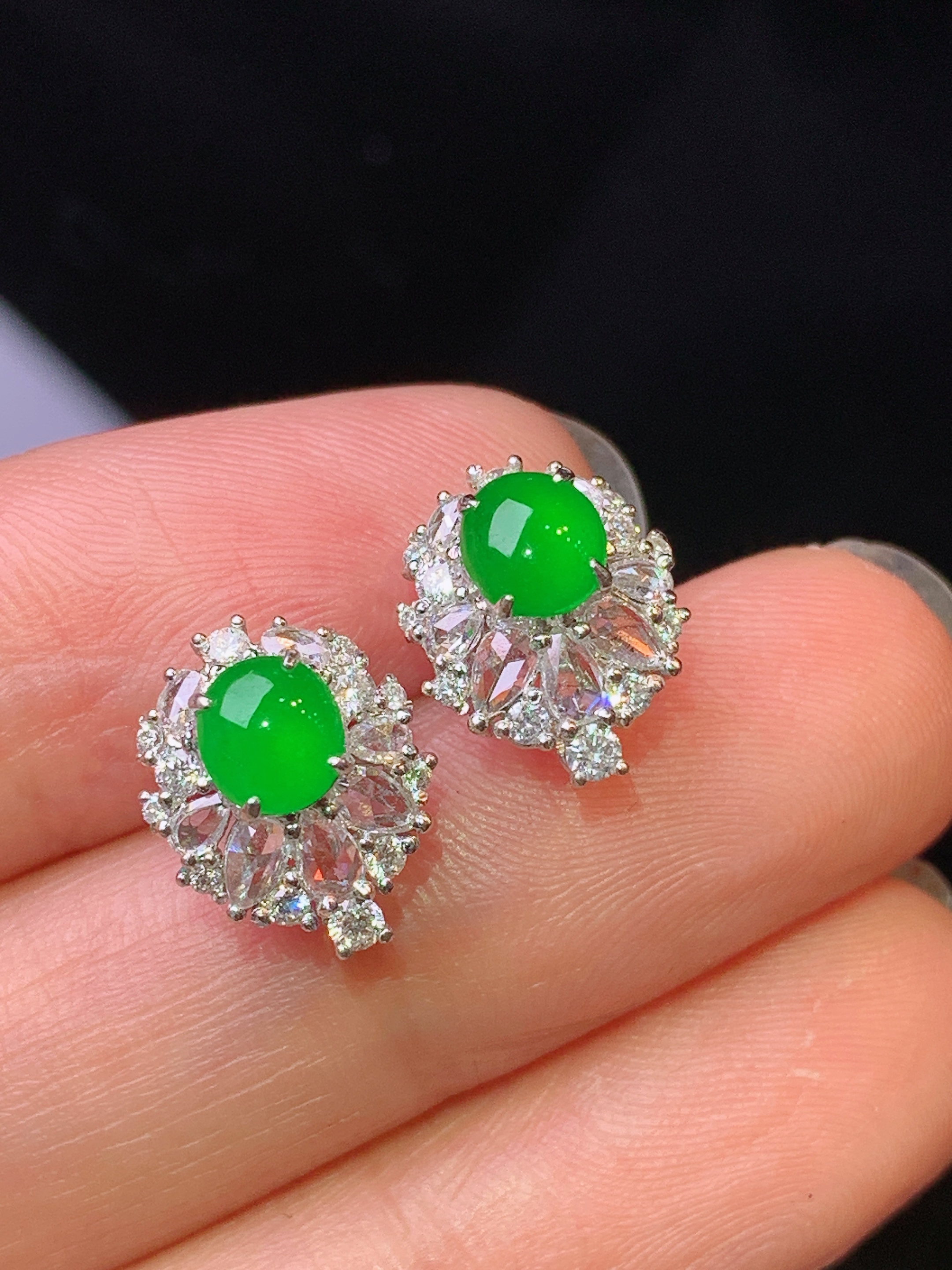 18k金钻镶嵌满绿蛋面耳钉 玉质细腻 色泽艳丽清新 水润亮眼 整体尺寸11.8*9.3*7.2j4