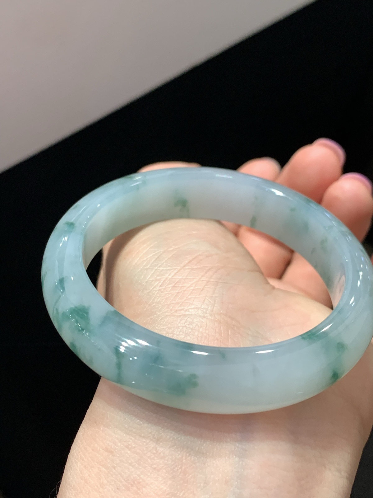 尺寸53.3/12.6/8.3，冰飘花手镯
冰透水润细腻 清新甜美