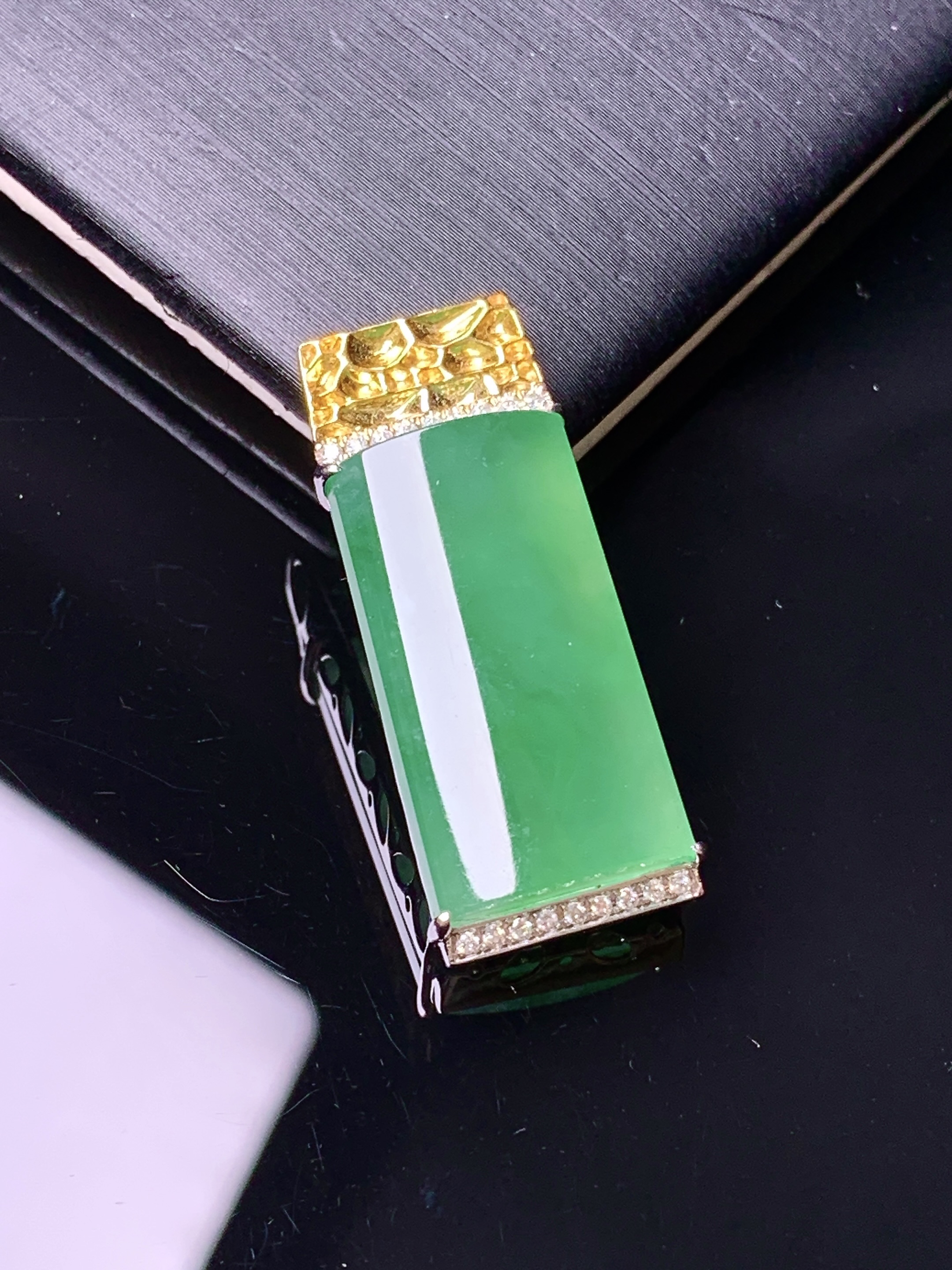 18k金钻镶嵌翠绿无事牌吊坠 玉质细腻 色泽艳丽清新 水润亮眼 整体尺寸29*12.5*6.8c5