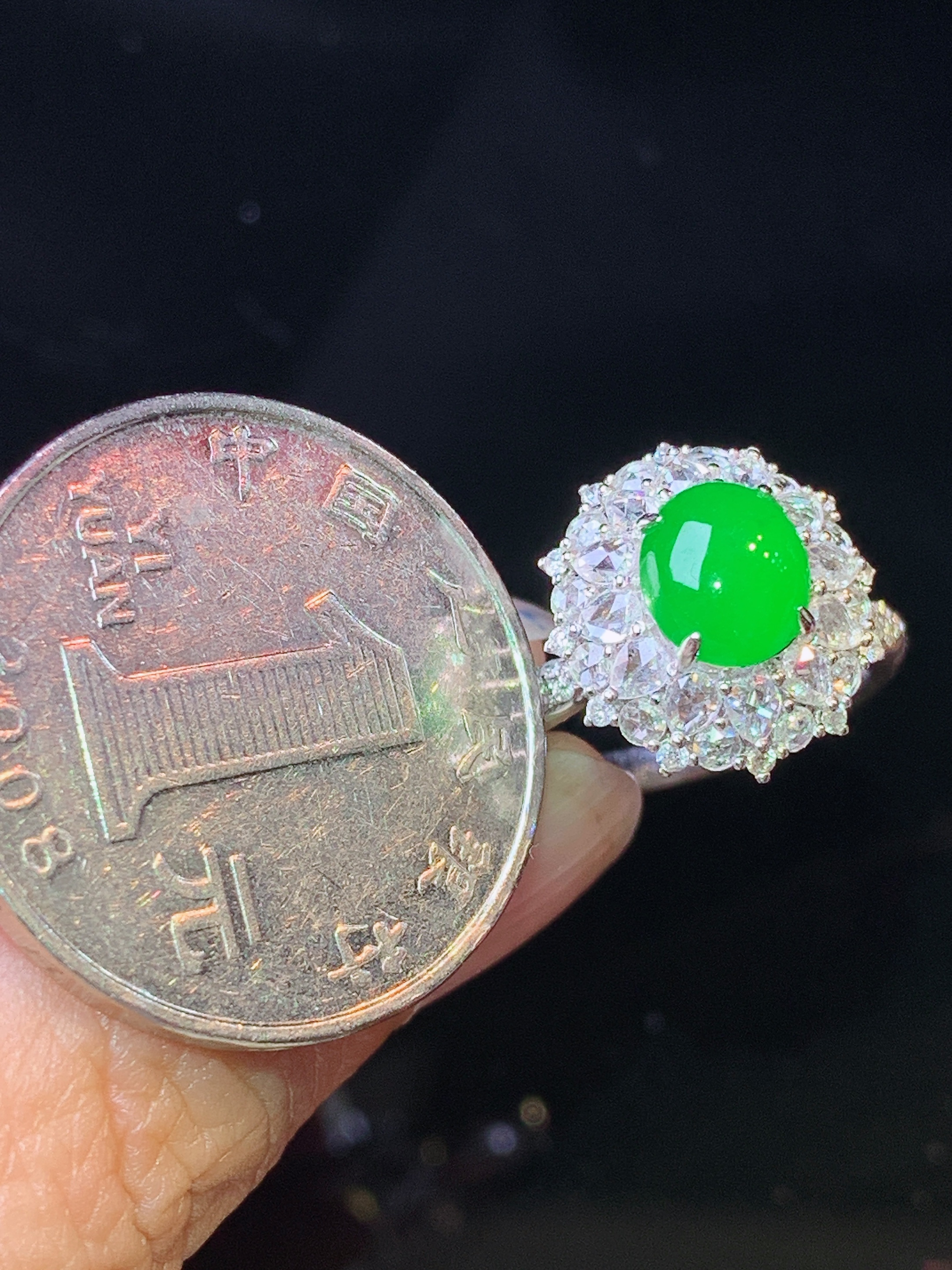 18k金钻镶嵌满绿蛋面戒指 玉质细腻 色泽艳丽清新 水润亮眼 圈口14 整体尺寸14*13.2*10.5j4