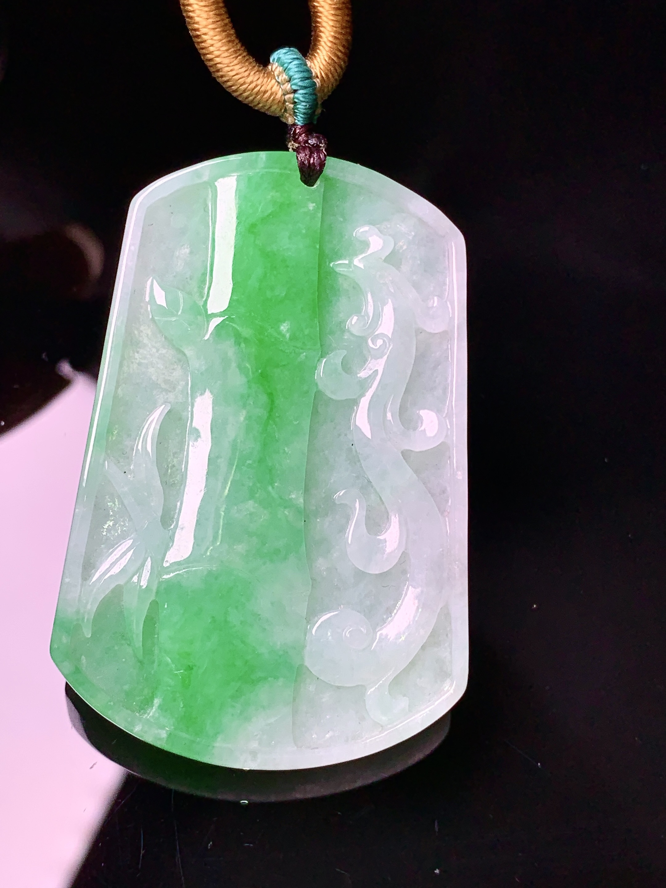 飘绿竹节牌吊坠 玉质细腻 色泽艳丽清新 水润亮眼 整体尺寸44.5*29.7*5.2c1