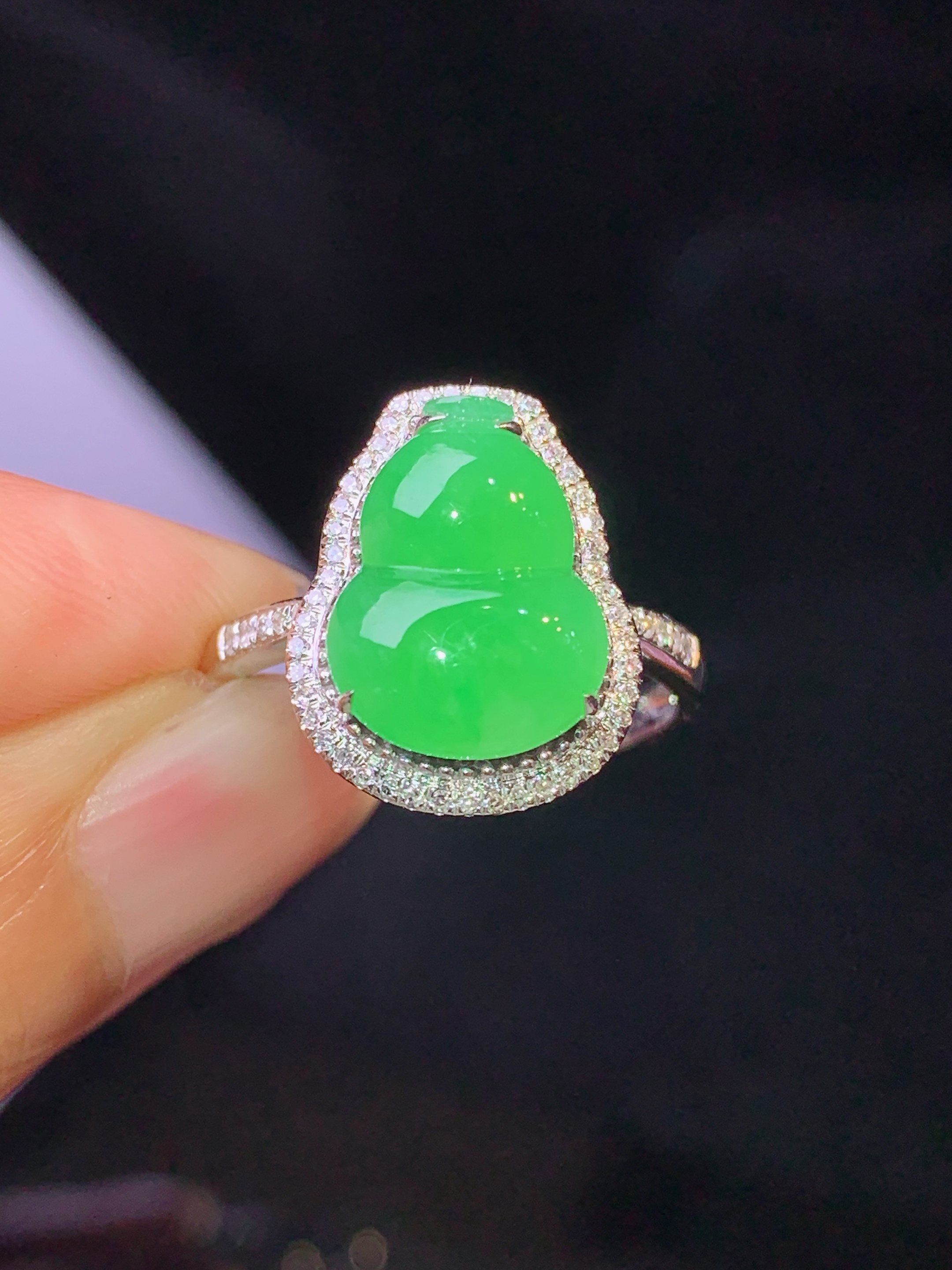 18k金钻镶嵌翠绿葫芦吊坠 玉质细腻 色泽艳丽清新 水润亮眼 圈口13.5 整体尺寸15*12*7.