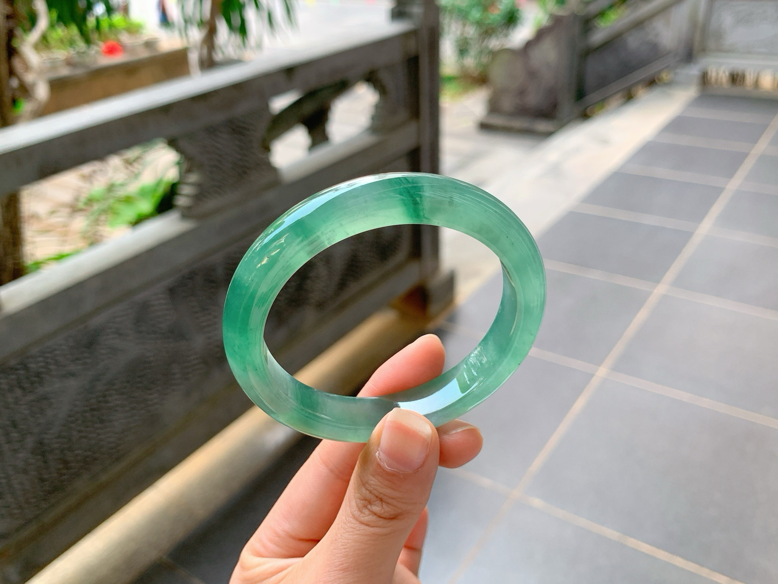 ｜56圈口
啤酒瓶绿底飘花，种老大掉牙，油润度起光度都是顶顶的，