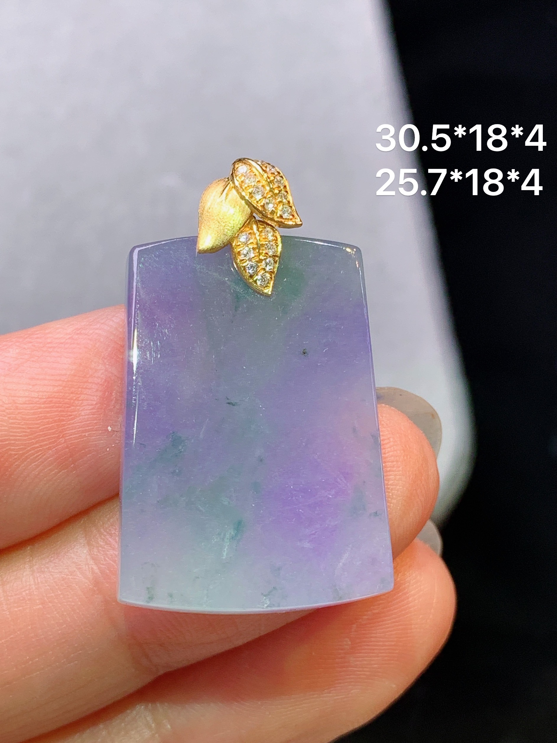 18k金镶嵌紫罗兰无事牌吊坠 玉质细腻 色泽艳丽清新 水润亮眼 整体尺寸30.5*18*4m5