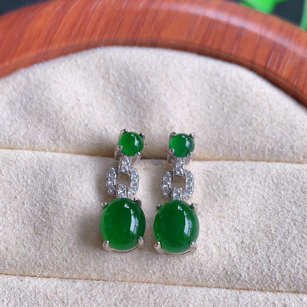 冰满绿翡翠925银镶嵌耳钉，自然光实拍，翠色灵动，颜色漂亮，种老水足，品相佳，佩戴佳品！W502.25  取一整体尺寸：15.8-6-5.8mm  裸石尺寸：6.8-5.5mm