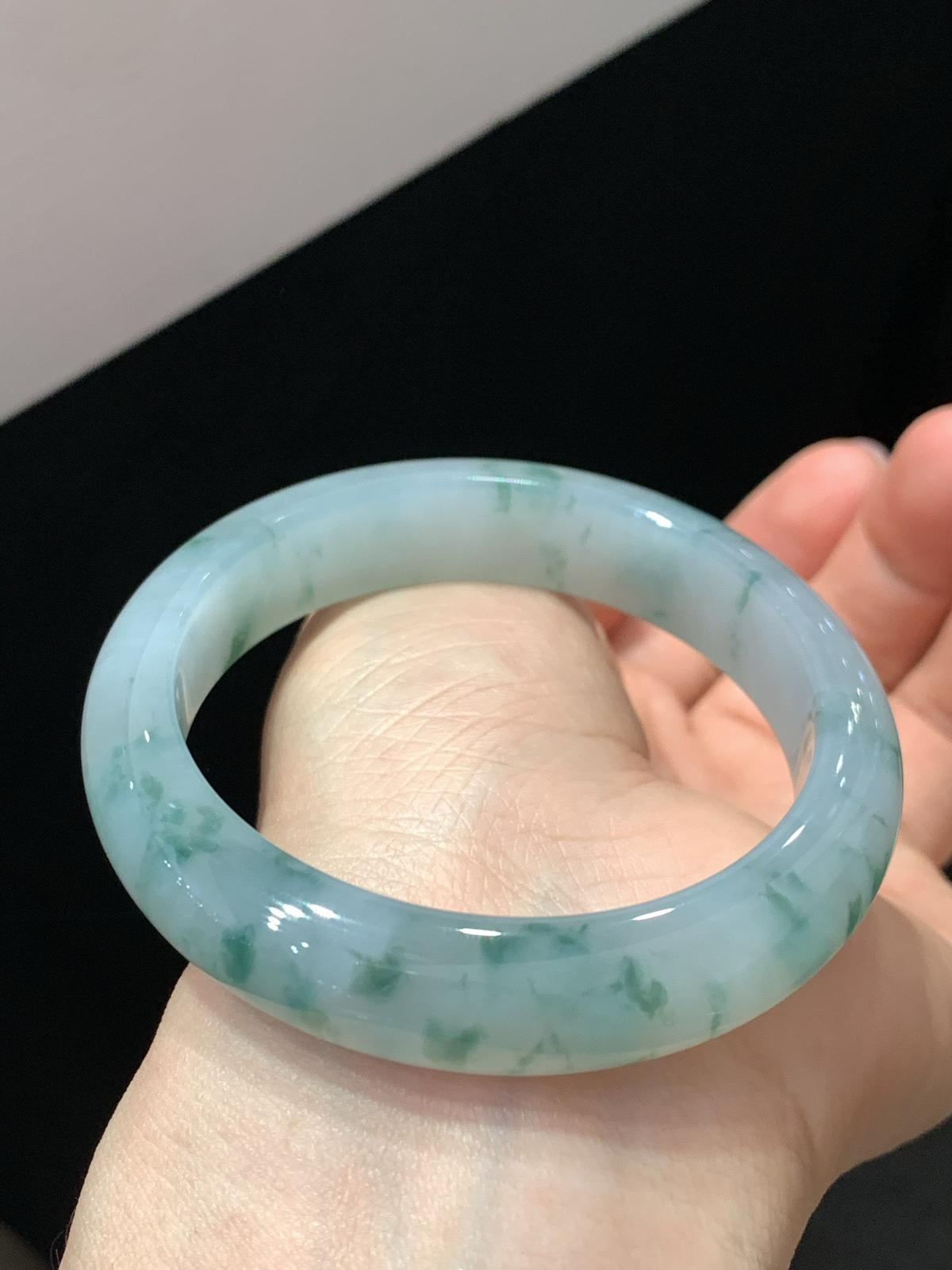 尺寸53.3/12.6/8.3，冰飘花手镯
冰透水润细腻 清新甜美