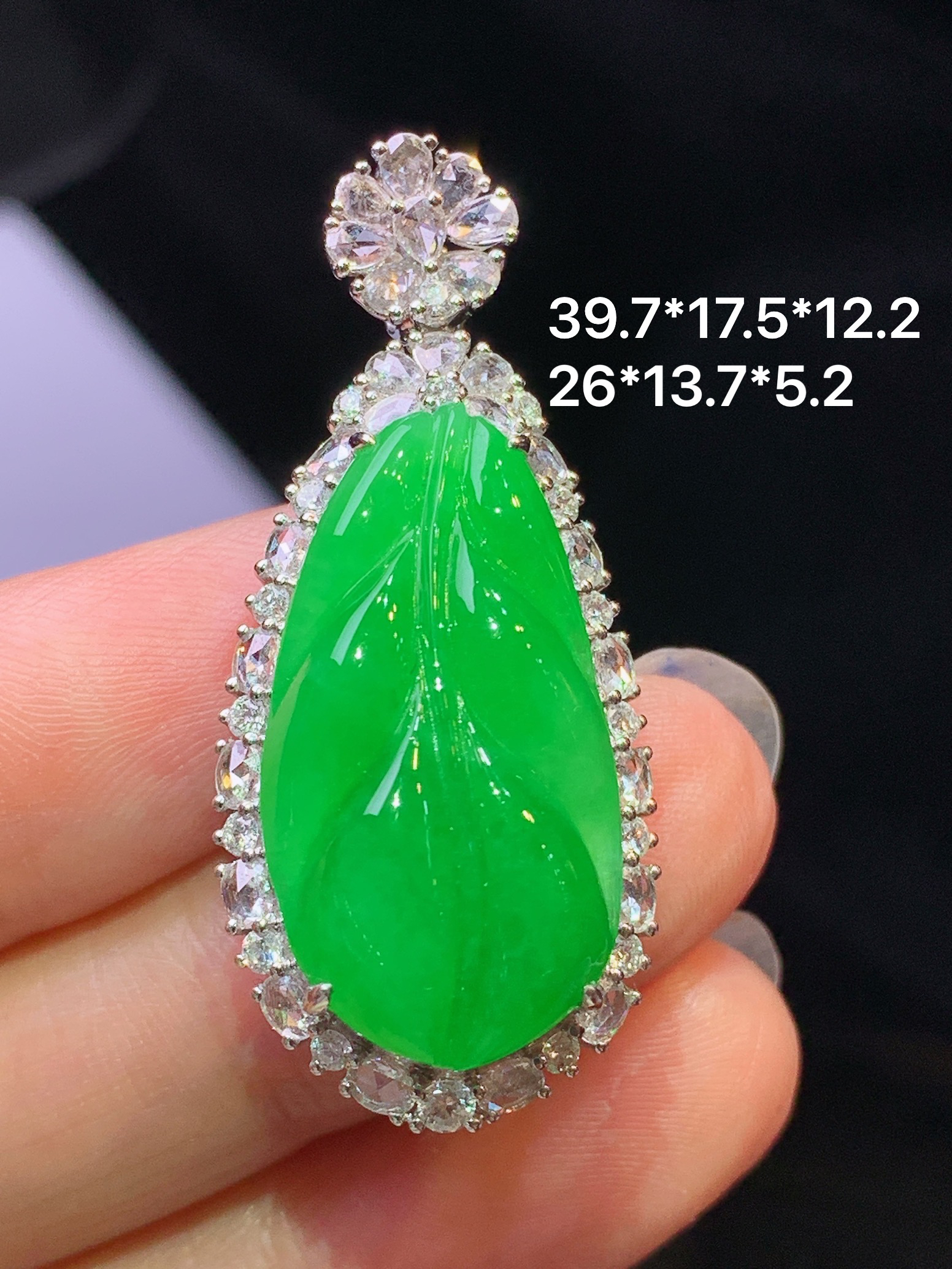 18k金钻镶嵌满绿树叶吊坠 玉质细腻 色泽艳丽清新 水润亮眼 整体尺寸39.7*17.5*12.2c4