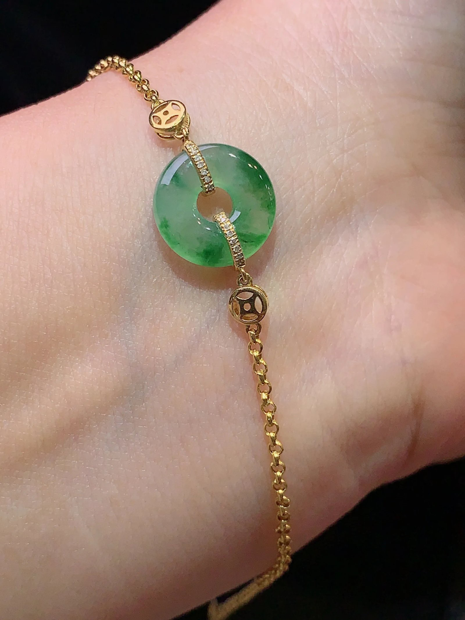 18k金镶嵌飘绿平安扣手链 玉质细腻 色泽艳丽 整体尺寸11.8*3.3m1