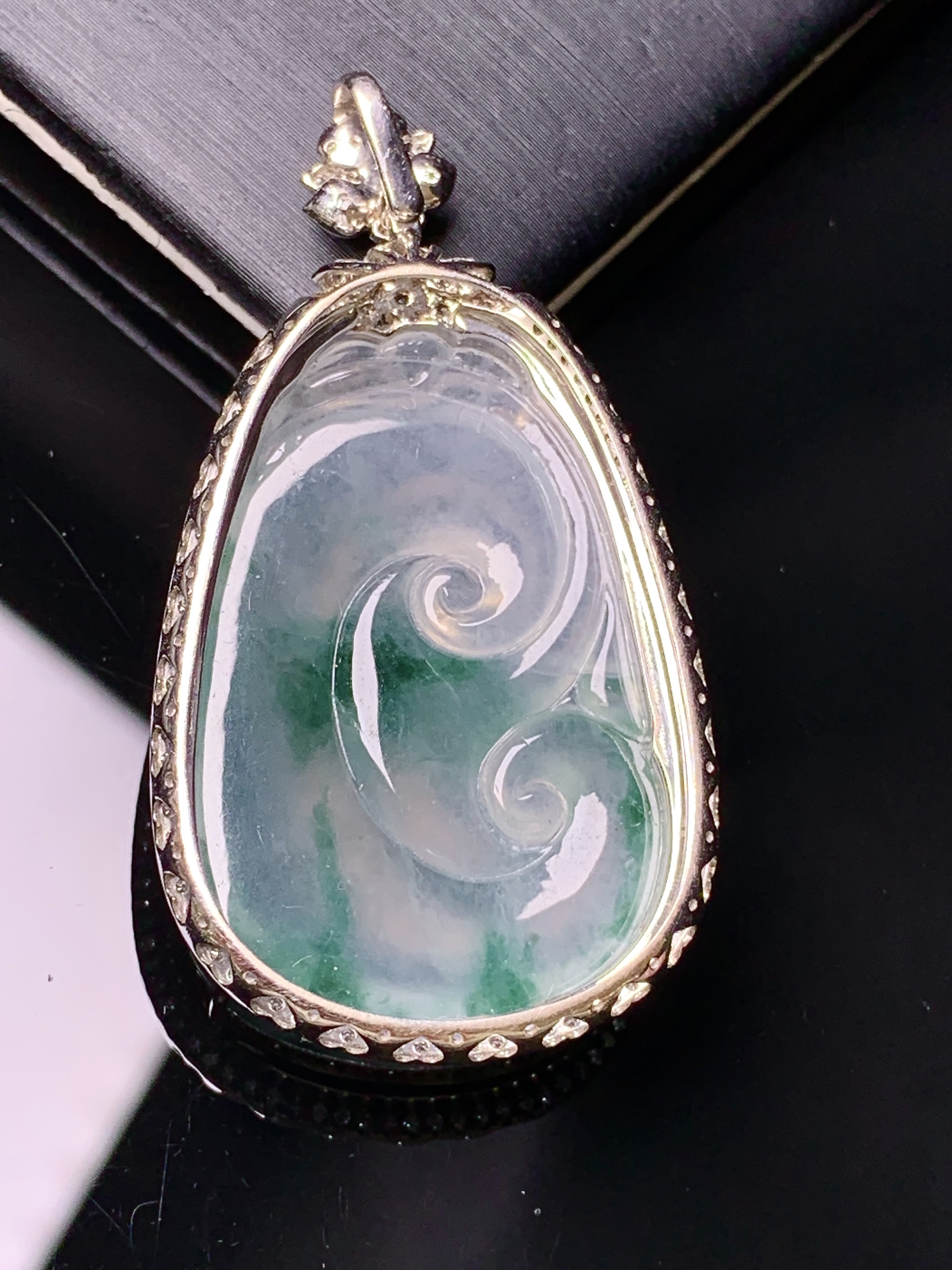 18k金钻镶嵌冰种飘绿如意吊坠 玉质细腻 色泽艳丽清新 水润亮眼 整体尺寸45.5*24.2*8.3f3