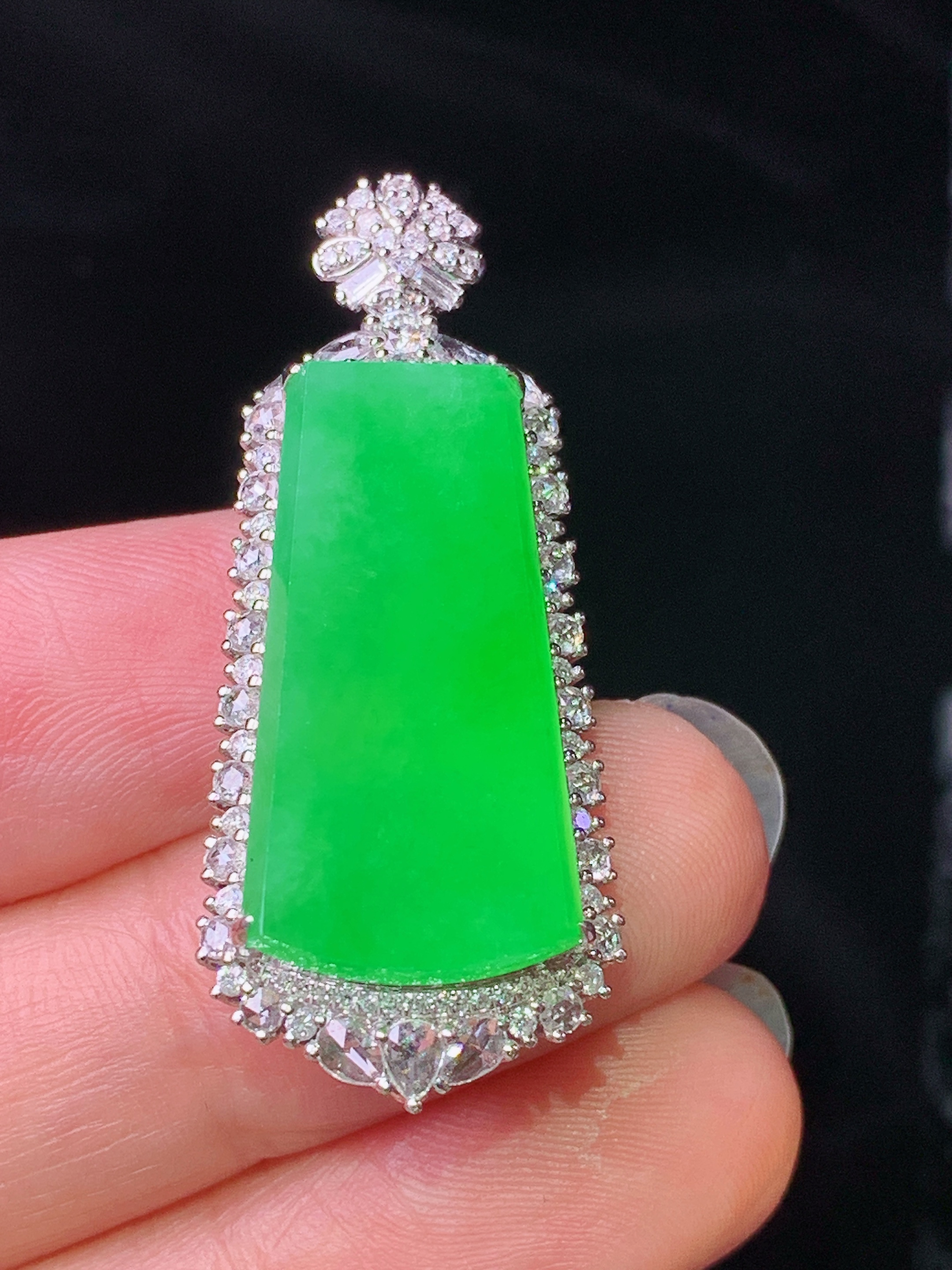 18k金钻镶嵌满绿无事牌吊坠 玉质细腻 色泽艳丽清新 水润亮眼 整体尺寸38.5*168.8c5