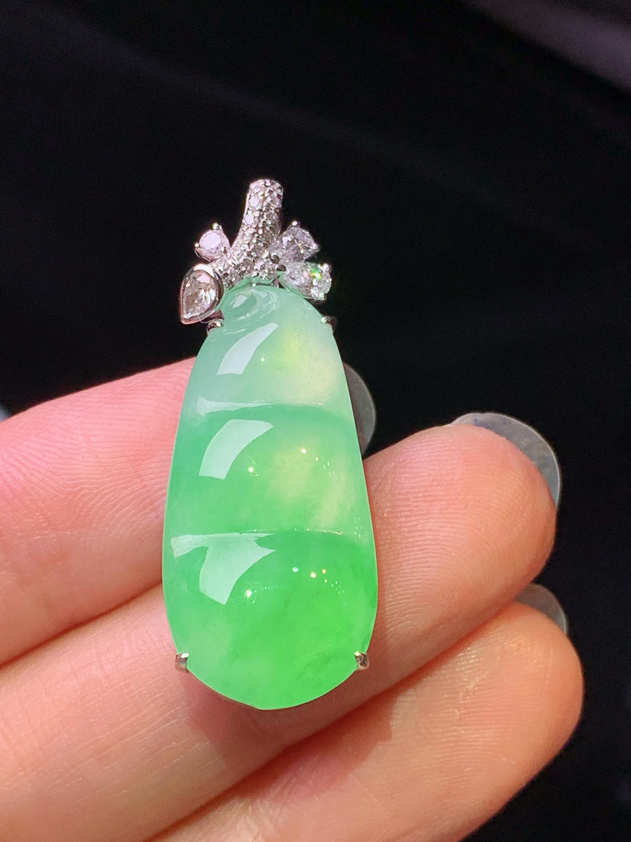 18k金钻镶嵌翠绿四季豆吊坠 玉质细腻 色泽艳丽清新 水润亮眼 整体尺寸35*13*7.2m5