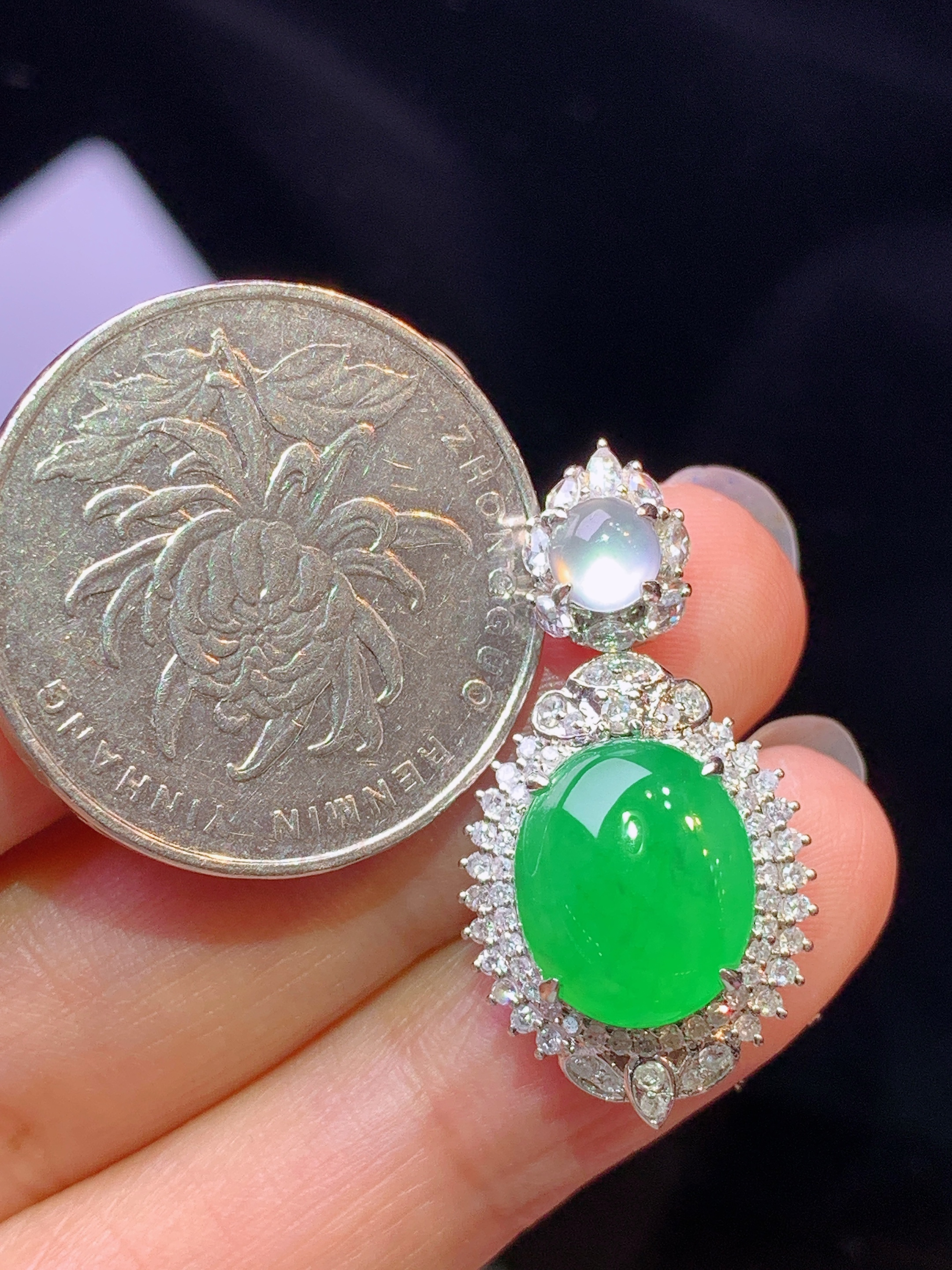 18k金钻镶嵌满绿蛋面吊坠 玉质细腻 色泽艳丽清新 水润亮眼 整体尺寸29*15*10.5h1