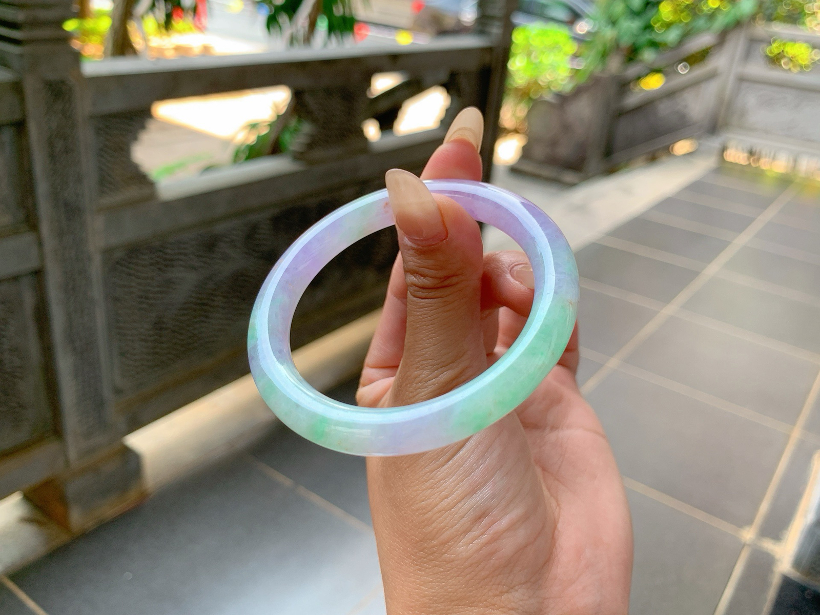 ｜52圈口
条粗：8.0、浓春彩福镯，颜色很艳丽夺目，这种镯子很少有种水的这条种色皆有、所以就很仙