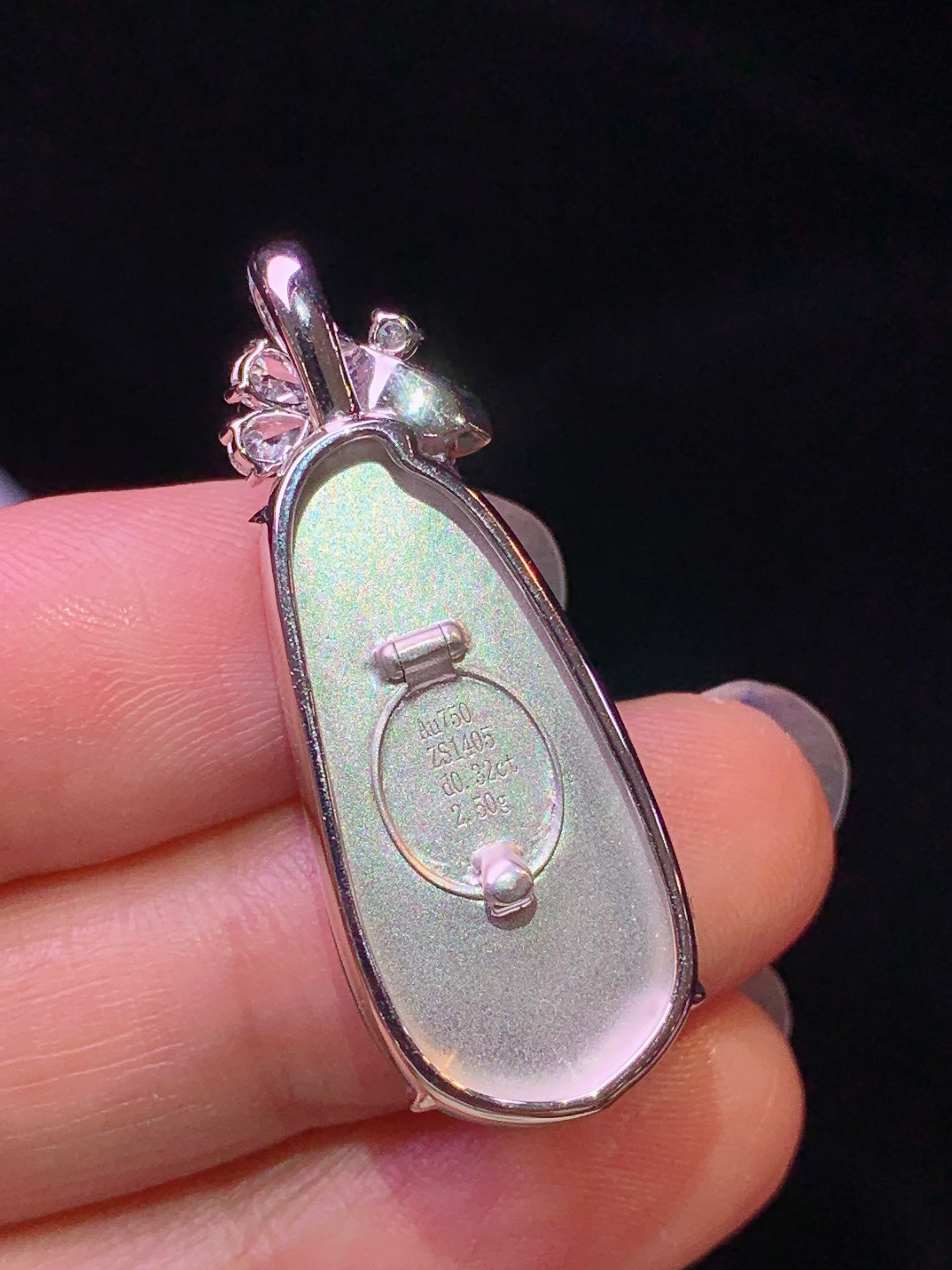 18k金钻镶嵌翠绿四季豆吊坠 玉质细腻 色泽艳丽清新 水润亮眼 整体尺寸35*13*7.2m5