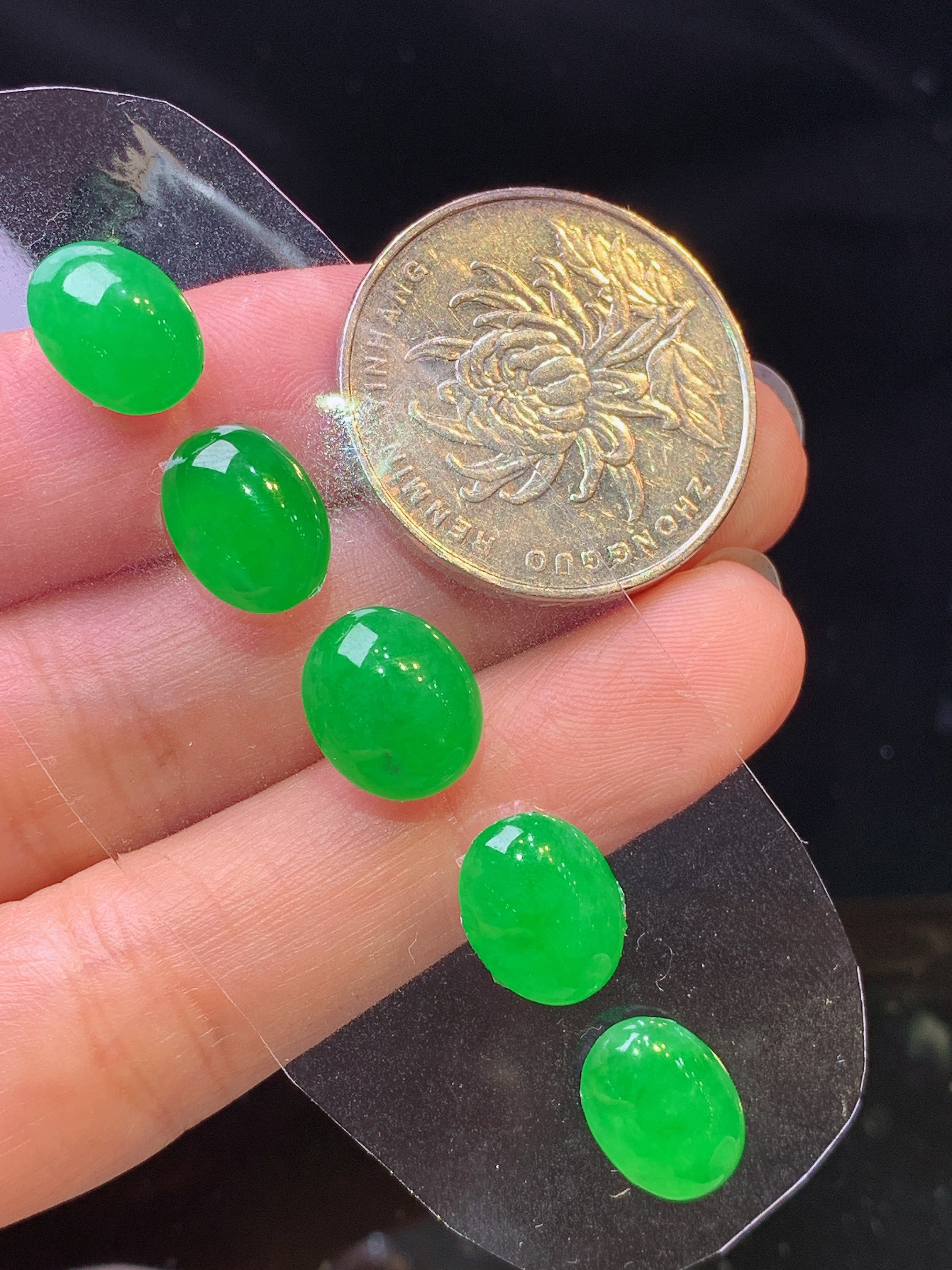 镶嵌款 翠绿蛋面一手 玉质细腻 色泽艳丽清新 水润亮眼 整体尺寸11*9.3*4.8m2