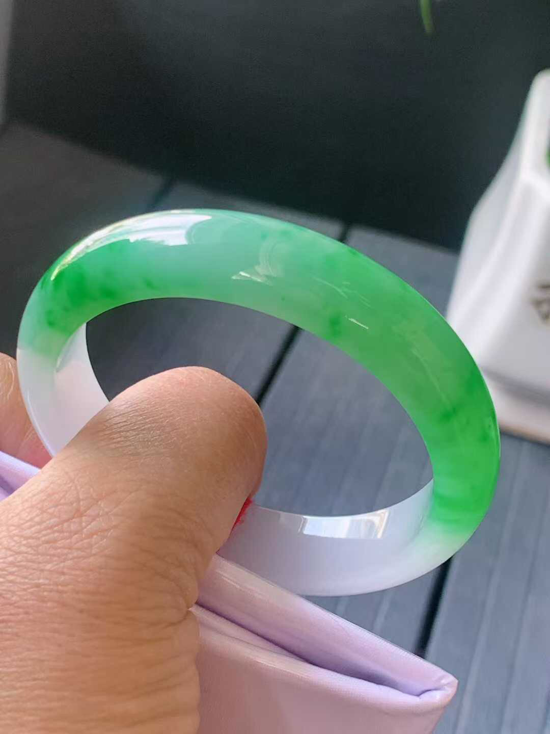 【翡翠名称】老种冰飘阳绿51.5正圈口手镯
【翡翠尺寸】51.5/12.5/6.6mm适合50.5-53正圈口佩戴
【翡翠描述】宝贝种老水足，玉质细腻，色泽靓丽，性价比高，佩戴效果好！
【其它赠送】权威证书/精美挂绳盒子/支持全国复检