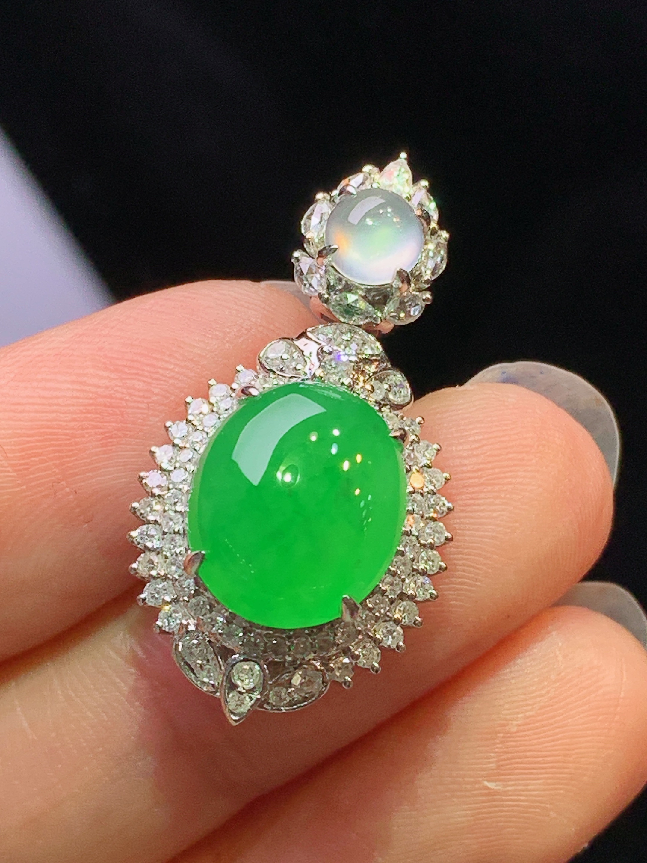 18k金钻镶嵌满绿蛋面吊坠 玉质细腻 色泽艳丽清新 水润亮眼 整体尺寸29*15*10.5h1