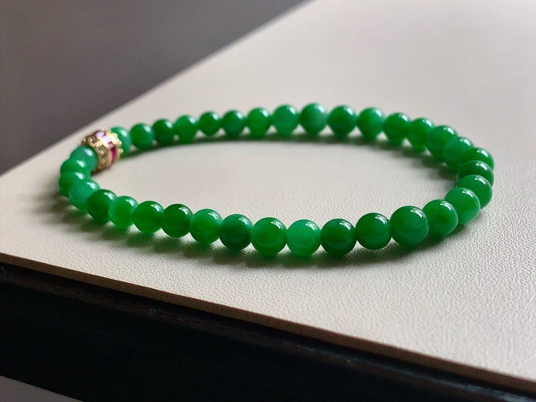 ️ 冰种辣绿手串 色泽艳丽漂亮，底子细腻不发干，尺寸4.7