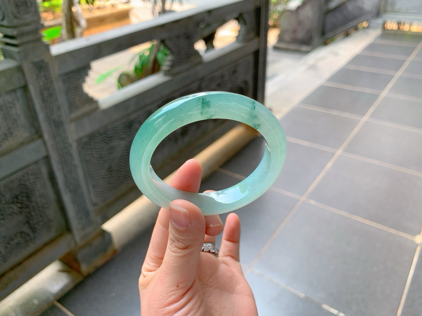 ｜56圈口
湖水绿飘花镯，半山半水、油润油润的，种老