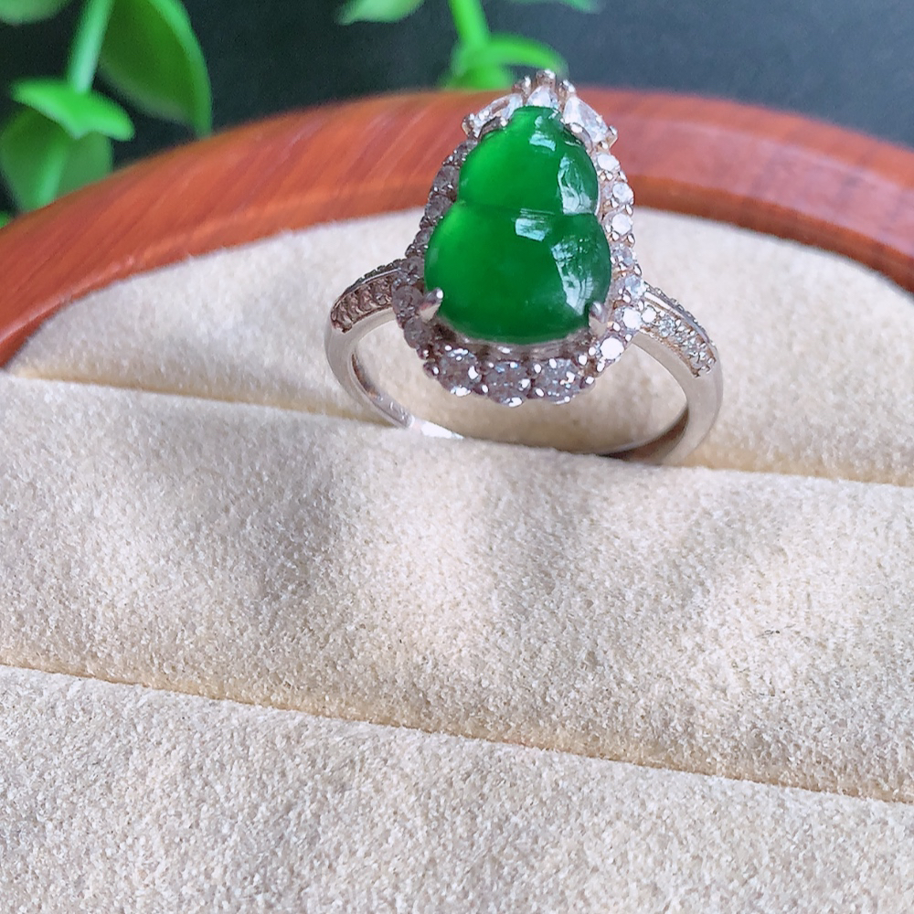 冰润满绿925银镶翡翠葫芦戒指  玉质细腻  冰清玉润  飘花灵动  颜色漂亮  W481.25  